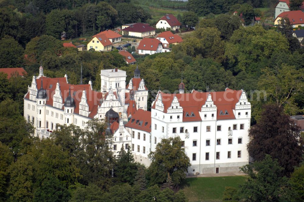 Aerial image Boitzenburg - Blick auf das Schloss Boitzenburg im Boitzenburger Land in der Uckermark. Um 1250 gelangte die Uckermark an die Markgrafen von Brandenburg. Das Schloss Boitzenburg ist urkundlich als Burganlage erst 1276 erwähnt. Vermutlich ist es jedoch älter, da bereits 1240 ein pommerscher Truchseß Johann von Boycenburch genannt wird. Bis 1528 war die Anlage Schutzburg für Gemeinden von verschiedenen Adelsgeschlechtern. 1528 kommen im Verlauf etlicher Herrschaftswechsel die von Arnim in den Besitz von Boitzenburg und behalten ihn bis 1945 bei. Das in der wasserreichen Umgebung Feinden nur schwer zugängliche Schloss liegt auf einem Hügel inmitten eines ehemals barocken Gartens, der 1838 erweitert und von dem bekannten Gartenarchitekten und Königlich Preußischen Hofgärtner Peter Joseph Lenne in einen Landschaftspark im englischen Gartenstil umgestaltet wurde. Kontakt: Schlosshotel Boitzenburg,Templiner Straße 13, 17268 Boitzenburger Land, Tel. +49(0)39889 50 930, Fax +49(0)39889 50 93 930, Email: info@schloss-boitzenburg.de