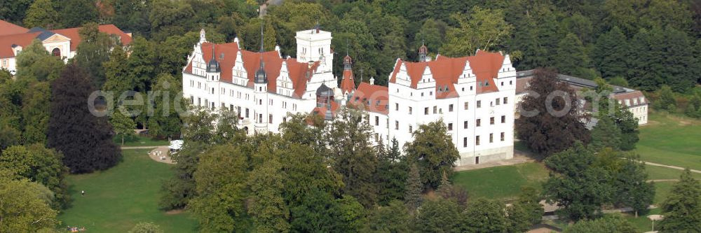 Aerial photograph Boitzenburg - Blick auf das Schloss Boitzenburg im Boitzenburger Land in der Uckermark. Um 1250 gelangte die Uckermark an die Markgrafen von Brandenburg. Das Schloss Boitzenburg ist urkundlich als Burganlage erst 1276 erwähnt. Vermutlich ist es jedoch älter, da bereits 1240 ein pommerscher Truchseß Johann von Boycenburch genannt wird. Bis 1528 war die Anlage Schutzburg für Gemeinden von verschiedenen Adelsgeschlechtern. 1528 kommen im Verlauf etlicher Herrschaftswechsel die von Arnim in den Besitz von Boitzenburg und behalten ihn bis 1945 bei. Das in der wasserreichen Umgebung Feinden nur schwer zugängliche Schloss liegt auf einem Hügel inmitten eines ehemals barocken Gartens, der 1838 erweitert und von dem bekannten Gartenarchitekten und Königlich Preußischen Hofgärtner Peter Joseph Lenne in einen Landschaftspark im englischen Gartenstil umgestaltet wurde. Kontakt: Schlosshotel Boitzenburg,Templiner Straße 13, 17268 Boitzenburger Land, Tel. +49(0)39889 50 930, Fax +49(0)39889 50 93 930, Email: info@schloss-boitzenburg.de