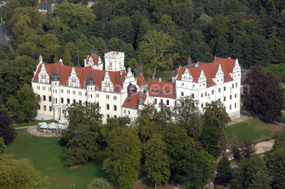 Boitzenburg from above - Blick auf das Schloss Boitzenburg im Boitzenburger Land in der Uckermark. Um 1250 gelangte die Uckermark an die Markgrafen von Brandenburg. Das Schloss Boitzenburg ist urkundlich als Burganlage erst 1276 erwähnt. Vermutlich ist es jedoch älter, da bereits 1240 ein pommerscher Truchseß Johann von Boycenburch genannt wird. Bis 1528 war die Anlage Schutzburg für Gemeinden von verschiedenen Adelsgeschlechtern. 1528 kommen im Verlauf etlicher Herrschaftswechsel die von Arnim in den Besitz von Boitzenburg und behalten ihn bis 1945 bei. Das in der wasserreichen Umgebung Feinden nur schwer zugängliche Schloss liegt auf einem Hügel inmitten eines ehemals barocken Gartens, der 1838 erweitert und von dem bekannten Gartenarchitekten und Königlich Preußischen Hofgärtner Peter Joseph Lenne in einen Landschaftspark im englischen Gartenstil umgestaltet wurde. Kontakt: Schlosshotel Boitzenburg,Templiner Straße 13, 17268 Boitzenburger Land, Tel. +49(0)39889 50 930, Fax +49(0)39889 50 93 930, Email: info@schloss-boitzenburg.de