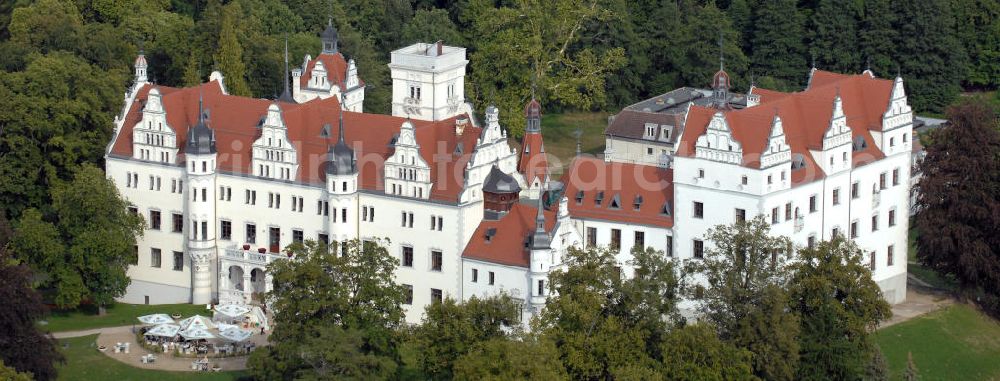 Boitzenburg from the bird's eye view: Blick auf das Schloss Boitzenburg im Boitzenburger Land in der Uckermark. Um 1250 gelangte die Uckermark an die Markgrafen von Brandenburg. Das Schloss Boitzenburg ist urkundlich als Burganlage erst 1276 erwähnt. Vermutlich ist es jedoch älter, da bereits 1240 ein pommerscher Truchseß Johann von Boycenburch genannt wird. Bis 1528 war die Anlage Schutzburg für Gemeinden von verschiedenen Adelsgeschlechtern. 1528 kommen im Verlauf etlicher Herrschaftswechsel die von Arnim in den Besitz von Boitzenburg und behalten ihn bis 1945 bei. Das in der wasserreichen Umgebung Feinden nur schwer zugängliche Schloss liegt auf einem Hügel inmitten eines ehemals barocken Gartens, der 1838 erweitert und von dem bekannten Gartenarchitekten und Königlich Preußischen Hofgärtner Peter Joseph Lenne in einen Landschaftspark im englischen Gartenstil umgestaltet wurde. Kontakt: Schlosshotel Boitzenburg,Templiner Straße 13, 17268 Boitzenburger Land, Tel. +49(0)39889 50 930, Fax +49(0)39889 50 93 930, Email: info@schloss-boitzenburg.de