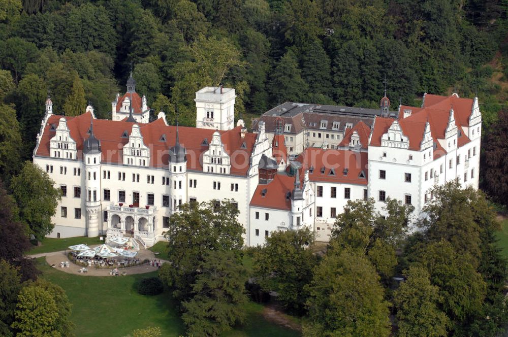 Aerial image Boitzenburg - Blick auf das Schloss Boitzenburg im Boitzenburger Land in der Uckermark. Um 1250 gelangte die Uckermark an die Markgrafen von Brandenburg. Das Schloss Boitzenburg ist urkundlich als Burganlage erst 1276 erwähnt. Vermutlich ist es jedoch älter, da bereits 1240 ein pommerscher Truchseß Johann von Boycenburch genannt wird. Bis 1528 war die Anlage Schutzburg für Gemeinden von verschiedenen Adelsgeschlechtern. 1528 kommen im Verlauf etlicher Herrschaftswechsel die von Arnim in den Besitz von Boitzenburg und behalten ihn bis 1945 bei. Das in der wasserreichen Umgebung Feinden nur schwer zugängliche Schloss liegt auf einem Hügel inmitten eines ehemals barocken Gartens, der 1838 erweitert und von dem bekannten Gartenarchitekten und Königlich Preußischen Hofgärtner Peter Joseph Lenne in einen Landschaftspark im englischen Gartenstil umgestaltet wurde. Kontakt: Schlosshotel Boitzenburg,Templiner Straße 13, 17268 Boitzenburger Land, Tel. +49(0)39889 50 930, Fax +49(0)39889 50 93 930, Email: info@schloss-boitzenburg.de