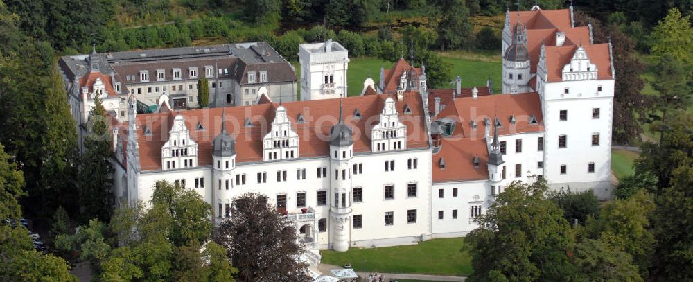 Aerial photograph Boitzenburg - Blick auf das Schloss Boitzenburg im Boitzenburger Land in der Uckermark. Um 1250 gelangte die Uckermark an die Markgrafen von Brandenburg. Das Schloss Boitzenburg ist urkundlich als Burganlage erst 1276 erwähnt. Vermutlich ist es jedoch älter, da bereits 1240 ein pommerscher Truchseß Johann von Boycenburch genannt wird. Bis 1528 war die Anlage Schutzburg für Gemeinden von verschiedenen Adelsgeschlechtern. 1528 kommen im Verlauf etlicher Herrschaftswechsel die von Arnim in den Besitz von Boitzenburg und behalten ihn bis 1945 bei. Das in der wasserreichen Umgebung Feinden nur schwer zugängliche Schloss liegt auf einem Hügel inmitten eines ehemals barocken Gartens, der 1838 erweitert und von dem bekannten Gartenarchitekten und Königlich Preußischen Hofgärtner Peter Joseph Lenne in einen Landschaftspark im englischen Gartenstil umgestaltet wurde. Kontakt: Schlosshotel Boitzenburg,Templiner Straße 13, 17268 Boitzenburger Land, Tel. +49(0)39889 50 930, Fax +49(0)39889 50 93 930, Email: info@schloss-boitzenburg.de