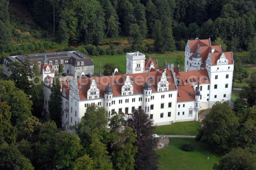 Boitzenburg from above - Blick auf das Schloss Boitzenburg im Boitzenburger Land in der Uckermark. Um 1250 gelangte die Uckermark an die Markgrafen von Brandenburg. Das Schloss Boitzenburg ist urkundlich als Burganlage erst 1276 erwähnt. Vermutlich ist es jedoch älter, da bereits 1240 ein pommerscher Truchseß Johann von Boycenburch genannt wird. Bis 1528 war die Anlage Schutzburg für Gemeinden von verschiedenen Adelsgeschlechtern. 1528 kommen im Verlauf etlicher Herrschaftswechsel die von Arnim in den Besitz von Boitzenburg und behalten ihn bis 1945 bei. Das in der wasserreichen Umgebung Feinden nur schwer zugängliche Schloss liegt auf einem Hügel inmitten eines ehemals barocken Gartens, der 1838 erweitert und von dem bekannten Gartenarchitekten und Königlich Preußischen Hofgärtner Peter Joseph Lenne in einen Landschaftspark im englischen Gartenstil umgestaltet wurde. Kontakt: Schlosshotel Boitzenburg,Templiner Straße 13, 17268 Boitzenburger Land, Tel. +49(0)39889 50 930, Fax +49(0)39889 50 93 930, Email: info@schloss-boitzenburg.de