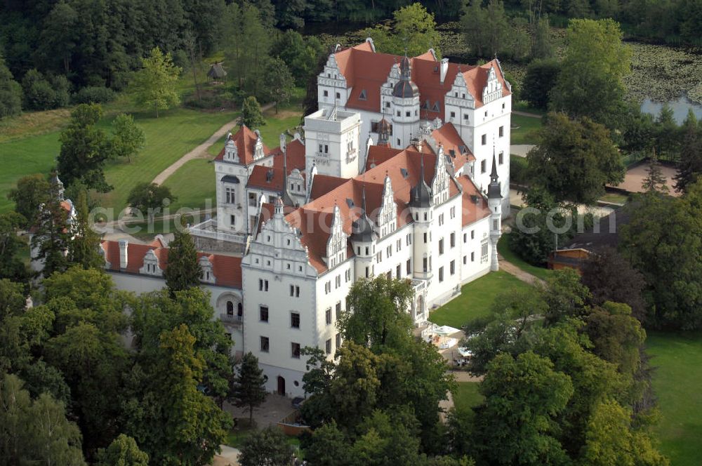 Boitzenburg from the bird's eye view: Blick auf das Schloss Boitzenburg im Boitzenburger Land in der Uckermark. Um 1250 gelangte die Uckermark an die Markgrafen von Brandenburg. Das Schloss Boitzenburg ist urkundlich als Burganlage erst 1276 erwähnt. Vermutlich ist es jedoch älter, da bereits 1240 ein pommerscher Truchseß Johann von Boycenburch genannt wird. Bis 1528 war die Anlage Schutzburg für Gemeinden von verschiedenen Adelsgeschlechtern. 1528 kommen im Verlauf etlicher Herrschaftswechsel die von Arnim in den Besitz von Boitzenburg und behalten ihn bis 1945 bei. Das in der wasserreichen Umgebung Feinden nur schwer zugängliche Schloss liegt auf einem Hügel inmitten eines ehemals barocken Gartens, der 1838 erweitert und von dem bekannten Gartenarchitekten und Königlich Preußischen Hofgärtner Peter Joseph Lenne in einen Landschaftspark im englischen Gartenstil umgestaltet wurde. Kontakt: Schlosshotel Boitzenburg,Templiner Straße 13, 17268 Boitzenburger Land, Tel. +49(0)39889 50 930, Fax +49(0)39889 50 93 930, Email: info@schloss-boitzenburg.de