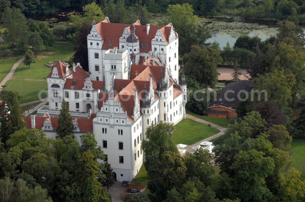 Aerial image Boitzenburg - Blick auf das Schloss Boitzenburg im Boitzenburger Land in der Uckermark. Um 1250 gelangte die Uckermark an die Markgrafen von Brandenburg. Das Schloss Boitzenburg ist urkundlich als Burganlage erst 1276 erwähnt. Vermutlich ist es jedoch älter, da bereits 1240 ein pommerscher Truchseß Johann von Boycenburch genannt wird. Bis 1528 war die Anlage Schutzburg für Gemeinden von verschiedenen Adelsgeschlechtern. 1528 kommen im Verlauf etlicher Herrschaftswechsel die von Arnim in den Besitz von Boitzenburg und behalten ihn bis 1945 bei. Das in der wasserreichen Umgebung Feinden nur schwer zugängliche Schloss liegt auf einem Hügel inmitten eines ehemals barocken Gartens, der 1838 erweitert und von dem bekannten Gartenarchitekten und Königlich Preußischen Hofgärtner Peter Joseph Lenne in einen Landschaftspark im englischen Gartenstil umgestaltet wurde. Kontakt: Schlosshotel Boitzenburg,Templiner Straße 13, 17268 Boitzenburger Land, Tel. +49(0)39889 50 930, Fax +49(0)39889 50 93 930, Email: info@schloss-boitzenburg.de