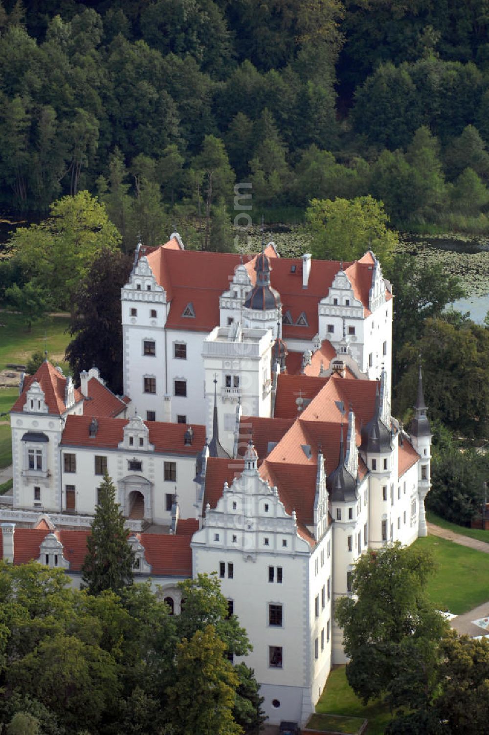 Aerial photograph Boitzenburg - Blick auf das Schloss Boitzenburg im Boitzenburger Land in der Uckermark. Um 1250 gelangte die Uckermark an die Markgrafen von Brandenburg. Das Schloss Boitzenburg ist urkundlich als Burganlage erst 1276 erwähnt. Vermutlich ist es jedoch älter, da bereits 1240 ein pommerscher Truchseß Johann von Boycenburch genannt wird. Bis 1528 war die Anlage Schutzburg für Gemeinden von verschiedenen Adelsgeschlechtern. 1528 kommen im Verlauf etlicher Herrschaftswechsel die von Arnim in den Besitz von Boitzenburg und behalten ihn bis 1945 bei. Das in der wasserreichen Umgebung Feinden nur schwer zugängliche Schloss liegt auf einem Hügel inmitten eines ehemals barocken Gartens, der 1838 erweitert und von dem bekannten Gartenarchitekten und Königlich Preußischen Hofgärtner Peter Joseph Lenne in einen Landschaftspark im englischen Gartenstil umgestaltet wurde. Kontakt: Schlosshotel Boitzenburg,Templiner Straße 13, 17268 Boitzenburger Land, Tel. +49(0)39889 50 930, Fax +49(0)39889 50 93 930, Email: info@schloss-boitzenburg.de