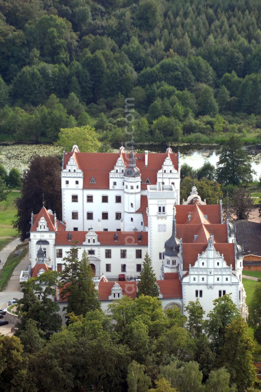 Boitzenburg from above - Blick auf das Schloss Boitzenburg im Boitzenburger Land in der Uckermark. Um 1250 gelangte die Uckermark an die Markgrafen von Brandenburg. Das Schloss Boitzenburg ist urkundlich als Burganlage erst 1276 erwähnt. Vermutlich ist es jedoch älter, da bereits 1240 ein pommerscher Truchseß Johann von Boycenburch genannt wird. Bis 1528 war die Anlage Schutzburg für Gemeinden von verschiedenen Adelsgeschlechtern. 1528 kommen im Verlauf etlicher Herrschaftswechsel die von Arnim in den Besitz von Boitzenburg und behalten ihn bis 1945 bei. Das in der wasserreichen Umgebung Feinden nur schwer zugängliche Schloss liegt auf einem Hügel inmitten eines ehemals barocken Gartens, der 1838 erweitert und von dem bekannten Gartenarchitekten und Königlich Preußischen Hofgärtner Peter Joseph Lenne in einen Landschaftspark im englischen Gartenstil umgestaltet wurde. Kontakt: Schlosshotel Boitzenburg,Templiner Straße 13, 17268 Boitzenburger Land, Tel. +49(0)39889 50 930, Fax +49(0)39889 50 93 930, Email: info@schloss-boitzenburg.de