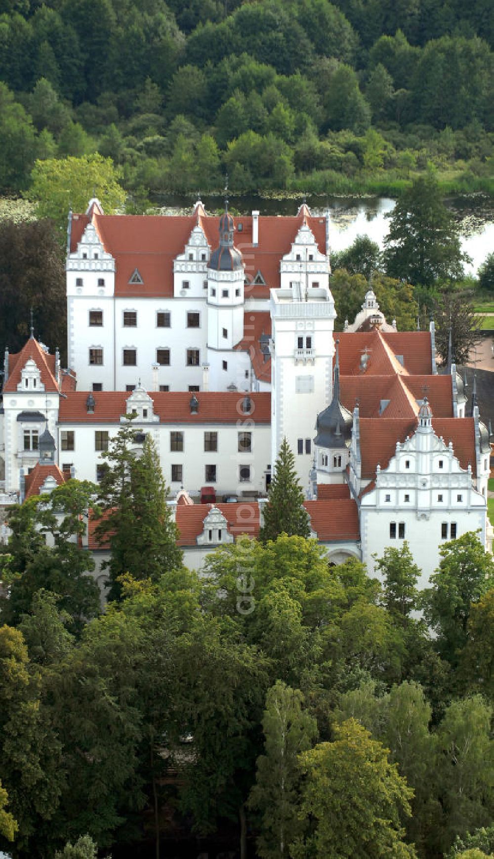 Boitzenburg from the bird's eye view: Blick auf das Schloss Boitzenburg im Boitzenburger Land in der Uckermark. Um 1250 gelangte die Uckermark an die Markgrafen von Brandenburg. Das Schloss Boitzenburg ist urkundlich als Burganlage erst 1276 erwähnt. Vermutlich ist es jedoch älter, da bereits 1240 ein pommerscher Truchseß Johann von Boycenburch genannt wird. Bis 1528 war die Anlage Schutzburg für Gemeinden von verschiedenen Adelsgeschlechtern. 1528 kommen im Verlauf etlicher Herrschaftswechsel die von Arnim in den Besitz von Boitzenburg und behalten ihn bis 1945 bei. Das in der wasserreichen Umgebung Feinden nur schwer zugängliche Schloss liegt auf einem Hügel inmitten eines ehemals barocken Gartens, der 1838 erweitert und von dem bekannten Gartenarchitekten und Königlich Preußischen Hofgärtner Peter Joseph Lenne in einen Landschaftspark im englischen Gartenstil umgestaltet wurde. Kontakt: Schlosshotel Boitzenburg,Templiner Straße 13, 17268 Boitzenburger Land, Tel. +49(0)39889 50 930, Fax +49(0)39889 50 93 930, Email: info@schloss-boitzenburg.de