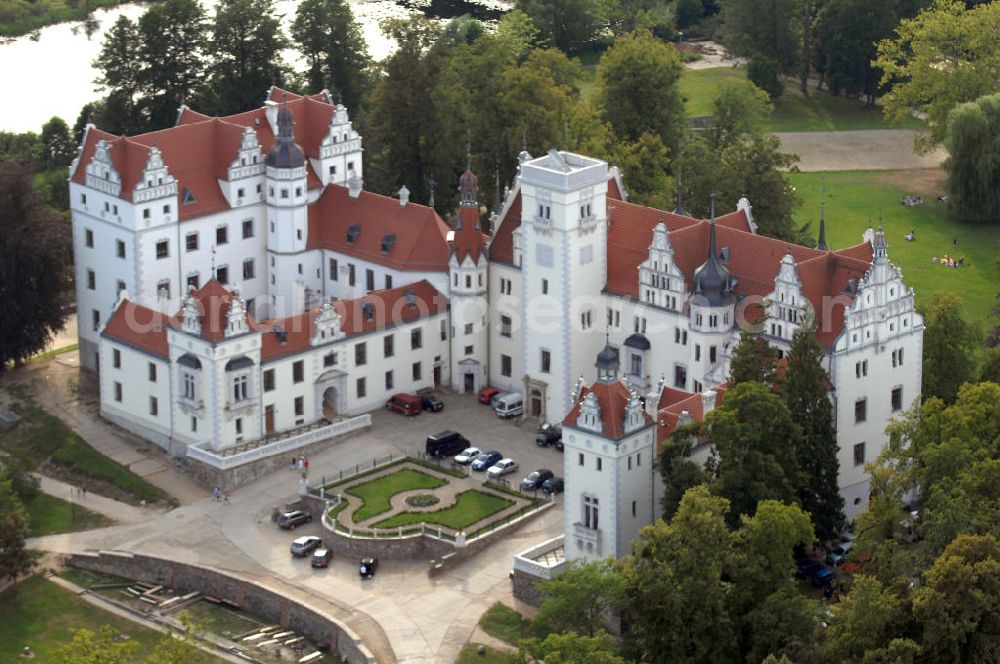 Aerial image Boitzenburg - Blick auf das Schloss Boitzenburg im Boitzenburger Land in der Uckermark. Um 1250 gelangte die Uckermark an die Markgrafen von Brandenburg. Das Schloss Boitzenburg ist urkundlich als Burganlage erst 1276 erwähnt. Vermutlich ist es jedoch älter, da bereits 1240 ein pommerscher Truchseß Johann von Boycenburch genannt wird. Bis 1528 war die Anlage Schutzburg für Gemeinden von verschiedenen Adelsgeschlechtern. 1528 kommen im Verlauf etlicher Herrschaftswechsel die von Arnim in den Besitz von Boitzenburg und behalten ihn bis 1945 bei. Das in der wasserreichen Umgebung Feinden nur schwer zugängliche Schloss liegt auf einem Hügel inmitten eines ehemals barocken Gartens, der 1838 erweitert und von dem bekannten Gartenarchitekten und Königlich Preußischen Hofgärtner Peter Joseph Lenne in einen Landschaftspark im englischen Gartenstil umgestaltet wurde. Kontakt: Schlosshotel Boitzenburg,Templiner Straße 13, 17268 Boitzenburger Land, Tel. +49(0)39889 50 930, Fax +49(0)39889 50 93 930, Email: info@schloss-boitzenburg.de