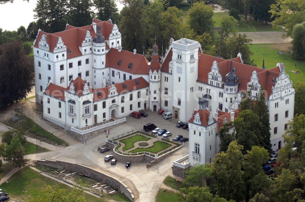 Aerial photograph Boitzenburg - Blick auf das Schloss Boitzenburg im Boitzenburger Land in der Uckermark. Um 1250 gelangte die Uckermark an die Markgrafen von Brandenburg. Das Schloss Boitzenburg ist urkundlich als Burganlage erst 1276 erwähnt. Vermutlich ist es jedoch älter, da bereits 1240 ein pommerscher Truchseß Johann von Boycenburch genannt wird. Bis 1528 war die Anlage Schutzburg für Gemeinden von verschiedenen Adelsgeschlechtern. 1528 kommen im Verlauf etlicher Herrschaftswechsel die von Arnim in den Besitz von Boitzenburg und behalten ihn bis 1945 bei. Das in der wasserreichen Umgebung Feinden nur schwer zugängliche Schloss liegt auf einem Hügel inmitten eines ehemals barocken Gartens, der 1838 erweitert und von dem bekannten Gartenarchitekten und Königlich Preußischen Hofgärtner Peter Joseph Lenne in einen Landschaftspark im englischen Gartenstil umgestaltet wurde. Kontakt: Schlosshotel Boitzenburg,Templiner Straße 13, 17268 Boitzenburger Land, Tel. +49(0)39889 50 930, Fax +49(0)39889 50 93 930, Email: info@schloss-boitzenburg.de