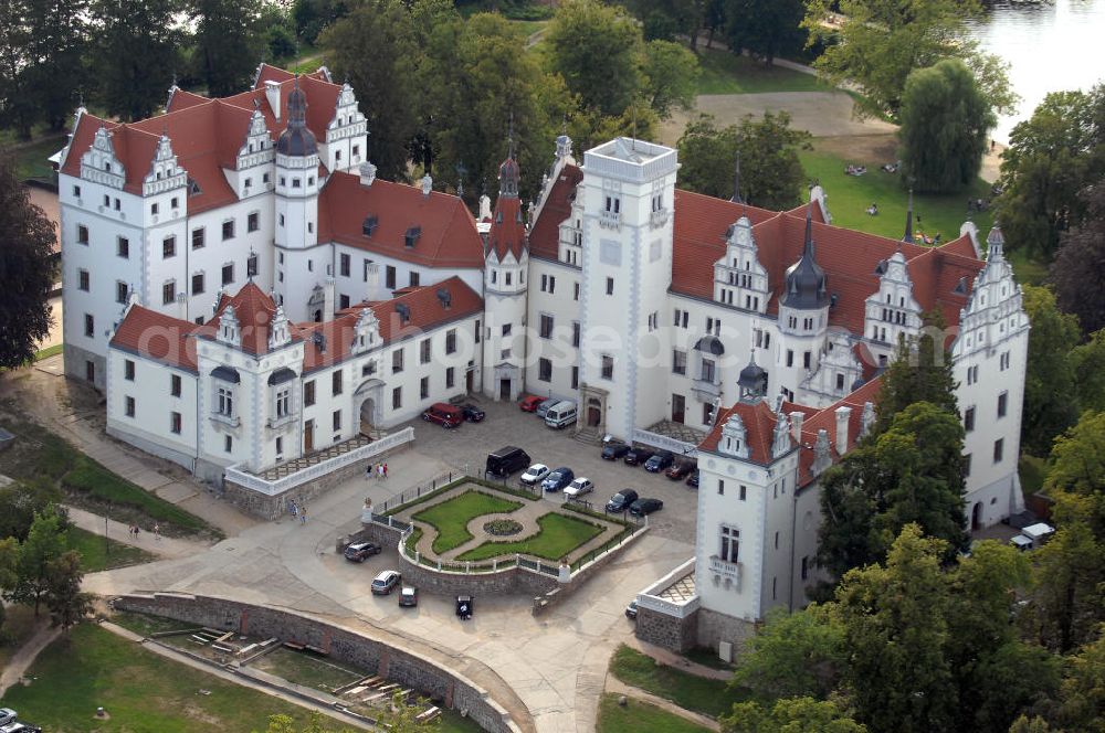 Boitzenburg from above - Blick auf das Schloss Boitzenburg im Boitzenburger Land in der Uckermark. Um 1250 gelangte die Uckermark an die Markgrafen von Brandenburg. Das Schloss Boitzenburg ist urkundlich als Burganlage erst 1276 erwähnt. Vermutlich ist es jedoch älter, da bereits 1240 ein pommerscher Truchseß Johann von Boycenburch genannt wird. Bis 1528 war die Anlage Schutzburg für Gemeinden von verschiedenen Adelsgeschlechtern. 1528 kommen im Verlauf etlicher Herrschaftswechsel die von Arnim in den Besitz von Boitzenburg und behalten ihn bis 1945 bei. Das in der wasserreichen Umgebung Feinden nur schwer zugängliche Schloss liegt auf einem Hügel inmitten eines ehemals barocken Gartens, der 1838 erweitert und von dem bekannten Gartenarchitekten und Königlich Preußischen Hofgärtner Peter Joseph Lenne in einen Landschaftspark im englischen Gartenstil umgestaltet wurde. Kontakt: Schlosshotel Boitzenburg,Templiner Straße 13, 17268 Boitzenburger Land, Tel. +49(0)39889 50 930, Fax +49(0)39889 50 93 930, Email: info@schloss-boitzenburg.de