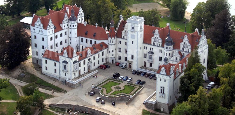 Boitzenburg from the bird's eye view: Blick auf das Schloss Boitzenburg im Boitzenburger Land in der Uckermark. Um 1250 gelangte die Uckermark an die Markgrafen von Brandenburg. Das Schloss Boitzenburg ist urkundlich als Burganlage erst 1276 erwähnt. Vermutlich ist es jedoch älter, da bereits 1240 ein pommerscher Truchseß Johann von Boycenburch genannt wird. Bis 1528 war die Anlage Schutzburg für Gemeinden von verschiedenen Adelsgeschlechtern. 1528 kommen im Verlauf etlicher Herrschaftswechsel die von Arnim in den Besitz von Boitzenburg und behalten ihn bis 1945 bei. Das in der wasserreichen Umgebung Feinden nur schwer zugängliche Schloss liegt auf einem Hügel inmitten eines ehemals barocken Gartens, der 1838 erweitert und von dem bekannten Gartenarchitekten und Königlich Preußischen Hofgärtner Peter Joseph Lenne in einen Landschaftspark im englischen Gartenstil umgestaltet wurde. Kontakt: Schlosshotel Boitzenburg,Templiner Straße 13, 17268 Boitzenburger Land, Tel. +49(0)39889 50 930, Fax +49(0)39889 50 93 930, Email: info@schloss-boitzenburg.de