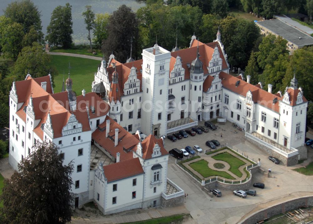 Aerial image Boitzenburg - Blick auf das Schloss Boitzenburg im Boitzenburger Land in der Uckermark. Um 1250 gelangte die Uckermark an die Markgrafen von Brandenburg. Das Schloss Boitzenburg ist urkundlich als Burganlage erst 1276 erwähnt. Vermutlich ist es jedoch älter, da bereits 1240 ein pommerscher Truchseß Johann von Boycenburch genannt wird. Bis 1528 war die Anlage Schutzburg für Gemeinden von verschiedenen Adelsgeschlechtern. 1528 kommen im Verlauf etlicher Herrschaftswechsel die von Arnim in den Besitz von Boitzenburg und behalten ihn bis 1945 bei. Das in der wasserreichen Umgebung Feinden nur schwer zugängliche Schloss liegt auf einem Hügel inmitten eines ehemals barocken Gartens, der 1838 erweitert und von dem bekannten Gartenarchitekten und Königlich Preußischen Hofgärtner Peter Joseph Lenne in einen Landschaftspark im englischen Gartenstil umgestaltet wurde. Kontakt: Schlosshotel Boitzenburg,Templiner Straße 13, 17268 Boitzenburger Land, Tel. +49(0)39889 50 930, Fax +49(0)39889 50 93 930, Email: info@schloss-boitzenburg.de