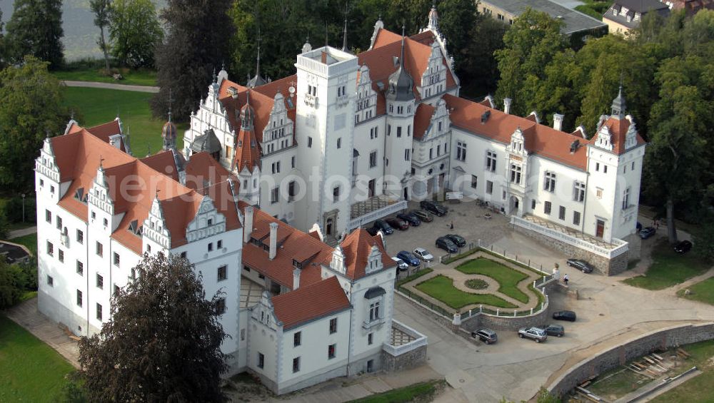 Boitzenburg from above - Blick auf das Schloss Boitzenburg im Boitzenburger Land in der Uckermark. Um 1250 gelangte die Uckermark an die Markgrafen von Brandenburg. Das Schloss Boitzenburg ist urkundlich als Burganlage erst 1276 erwähnt. Vermutlich ist es jedoch älter, da bereits 1240 ein pommerscher Truchseß Johann von Boycenburch genannt wird. Bis 1528 war die Anlage Schutzburg für Gemeinden von verschiedenen Adelsgeschlechtern. 1528 kommen im Verlauf etlicher Herrschaftswechsel die von Arnim in den Besitz von Boitzenburg und behalten ihn bis 1945 bei. Das in der wasserreichen Umgebung Feinden nur schwer zugängliche Schloss liegt auf einem Hügel inmitten eines ehemals barocken Gartens, der 1838 erweitert und von dem bekannten Gartenarchitekten und Königlich Preußischen Hofgärtner Peter Joseph Lenne in einen Landschaftspark im englischen Gartenstil umgestaltet wurde. Kontakt: Schlosshotel Boitzenburg,Templiner Straße 13, 17268 Boitzenburger Land, Tel. +49(0)39889 50 930, Fax +49(0)39889 50 93 930, Email: info@schloss-boitzenburg.de