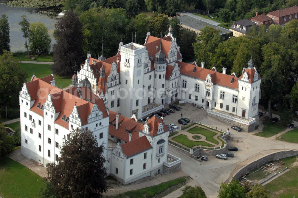 Boitzenburg from the bird's eye view: Blick auf das Schloss Boitzenburg im Boitzenburger Land in der Uckermark. Um 1250 gelangte die Uckermark an die Markgrafen von Brandenburg. Das Schloss Boitzenburg ist urkundlich als Burganlage erst 1276 erwähnt. Vermutlich ist es jedoch älter, da bereits 1240 ein pommerscher Truchseß Johann von Boycenburch genannt wird. Bis 1528 war die Anlage Schutzburg für Gemeinden von verschiedenen Adelsgeschlechtern. 1528 kommen im Verlauf etlicher Herrschaftswechsel die von Arnim in den Besitz von Boitzenburg und behalten ihn bis 1945 bei. Das in der wasserreichen Umgebung Feinden nur schwer zugängliche Schloss liegt auf einem Hügel inmitten eines ehemals barocken Gartens, der 1838 erweitert und von dem bekannten Gartenarchitekten und Königlich Preußischen Hofgärtner Peter Joseph Lenne in einen Landschaftspark im englischen Gartenstil umgestaltet wurde. Kontakt: Schlosshotel Boitzenburg,Templiner Straße 13, 17268 Boitzenburger Land, Tel. +49(0)39889 50 930, Fax +49(0)39889 50 93 930, Email: info@schloss-boitzenburg.de