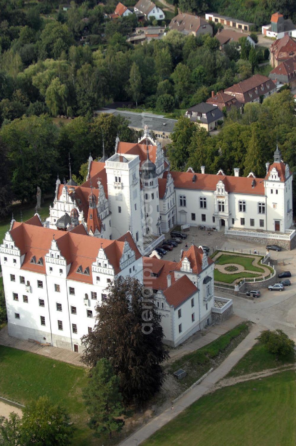 Aerial image Boitzenburg - Blick auf das Schloss Boitzenburg im Boitzenburger Land in der Uckermark. Um 1250 gelangte die Uckermark an die Markgrafen von Brandenburg. Das Schloss Boitzenburg ist urkundlich als Burganlage erst 1276 erwähnt. Vermutlich ist es jedoch älter, da bereits 1240 ein pommerscher Truchseß Johann von Boycenburch genannt wird. Bis 1528 war die Anlage Schutzburg für Gemeinden von verschiedenen Adelsgeschlechtern. 1528 kommen im Verlauf etlicher Herrschaftswechsel die von Arnim in den Besitz von Boitzenburg und behalten ihn bis 1945 bei. Das in der wasserreichen Umgebung Feinden nur schwer zugängliche Schloss liegt auf einem Hügel inmitten eines ehemals barocken Gartens, der 1838 erweitert und von dem bekannten Gartenarchitekten und Königlich Preußischen Hofgärtner Peter Joseph Lenne in einen Landschaftspark im englischen Gartenstil umgestaltet wurde. Kontakt: Schlosshotel Boitzenburg,Templiner Straße 13, 17268 Boitzenburger Land, Tel. +49(0)39889 50 930, Fax +49(0)39889 50 93 930, Email: info@schloss-boitzenburg.de