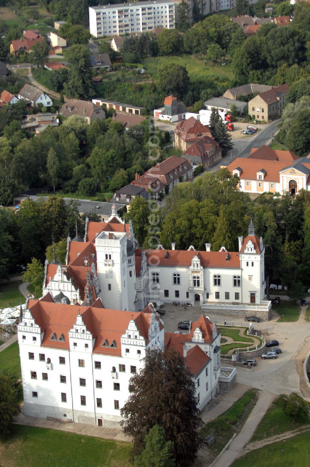 Aerial photograph Boitzenburg - Blick auf das Schloss Boitzenburg im Boitzenburger Land in der Uckermark. Um 1250 gelangte die Uckermark an die Markgrafen von Brandenburg. Das Schloss Boitzenburg ist urkundlich als Burganlage erst 1276 erwähnt. Vermutlich ist es jedoch älter, da bereits 1240 ein pommerscher Truchseß Johann von Boycenburch genannt wird. Bis 1528 war die Anlage Schutzburg für Gemeinden von verschiedenen Adelsgeschlechtern. 1528 kommen im Verlauf etlicher Herrschaftswechsel die von Arnim in den Besitz von Boitzenburg und behalten ihn bis 1945 bei. Das in der wasserreichen Umgebung Feinden nur schwer zugängliche Schloss liegt auf einem Hügel inmitten eines ehemals barocken Gartens, der 1838 erweitert und von dem bekannten Gartenarchitekten und Königlich Preußischen Hofgärtner Peter Joseph Lenne in einen Landschaftspark im englischen Gartenstil umgestaltet wurde. Kontakt: Schlosshotel Boitzenburg,Templiner Straße 13, 17268 Boitzenburger Land, Tel. +49(0)39889 50 930, Fax +49(0)39889 50 93 930, Email: info@schloss-boitzenburg.de