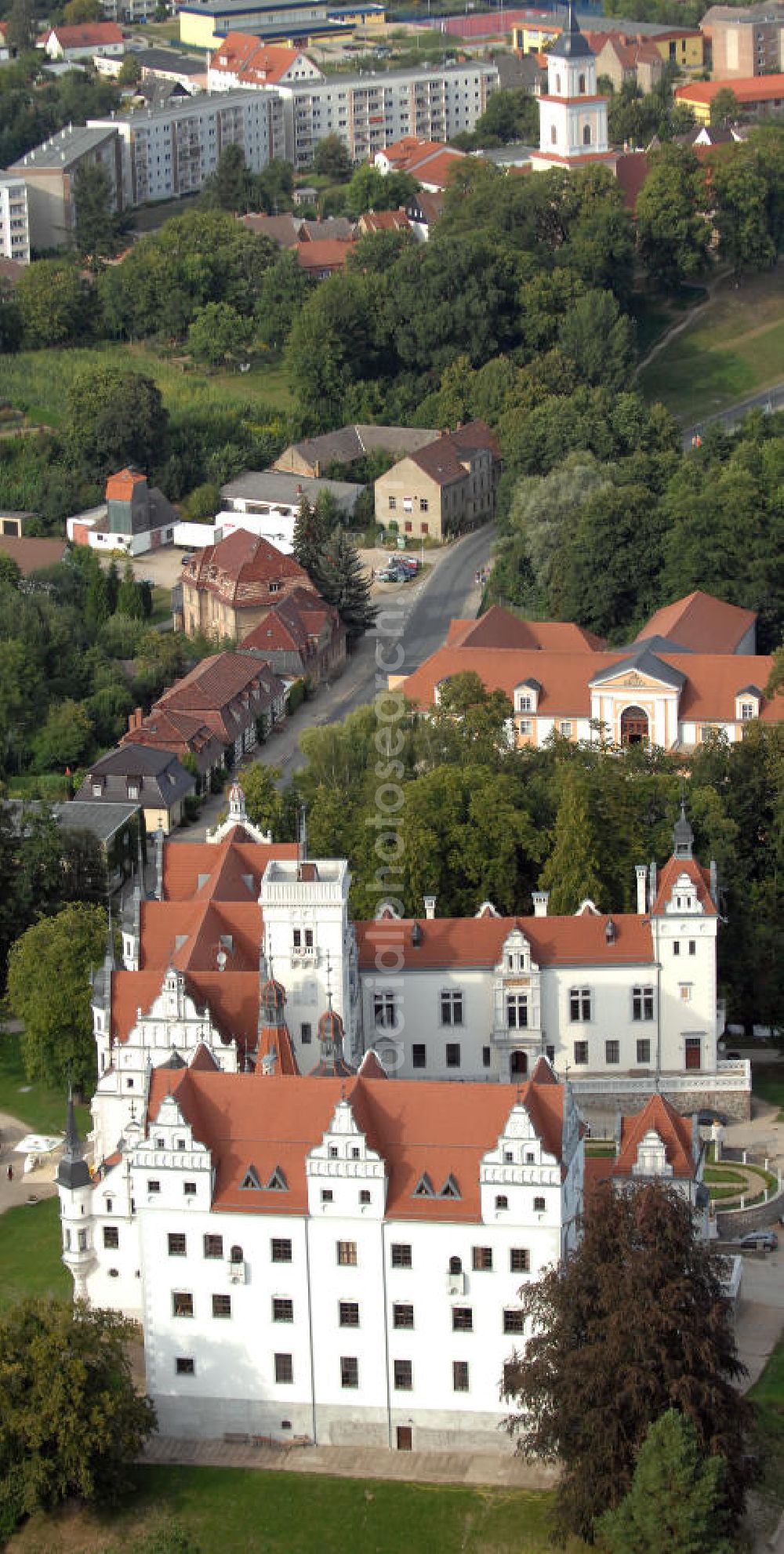 Boitzenburg from above - Blick auf das Schloss Boitzenburg im Boitzenburger Land in der Uckermark. Um 1250 gelangte die Uckermark an die Markgrafen von Brandenburg. Das Schloss Boitzenburg ist urkundlich als Burganlage erst 1276 erwähnt. Vermutlich ist es jedoch älter, da bereits 1240 ein pommerscher Truchseß Johann von Boycenburch genannt wird. Bis 1528 war die Anlage Schutzburg für Gemeinden von verschiedenen Adelsgeschlechtern. 1528 kommen im Verlauf etlicher Herrschaftswechsel die von Arnim in den Besitz von Boitzenburg und behalten ihn bis 1945 bei. Das in der wasserreichen Umgebung Feinden nur schwer zugängliche Schloss liegt auf einem Hügel inmitten eines ehemals barocken Gartens, der 1838 erweitert und von dem bekannten Gartenarchitekten und Königlich Preußischen Hofgärtner Peter Joseph Lenne in einen Landschaftspark im englischen Gartenstil umgestaltet wurde. Kontakt: Schlosshotel Boitzenburg,Templiner Straße 13, 17268 Boitzenburger Land, Tel. +49(0)39889 50 930, Fax +49(0)39889 50 93 930, Email: info@schloss-boitzenburg.de