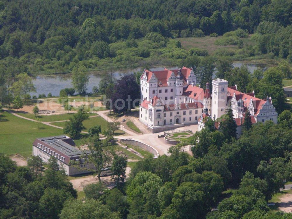 Aerial photograph Boitzenburg - Blick auf das Schloss Boitzenburg im Boitzenburger Land in der Uckermark. Um 1250 gelangte die Uckermark an die Markgrafen von Brandenburg. Das Schloss Boitzenburg ist urkundlich als Burganlage erst 1276 erwähnt. Vermutlich ist es jedoch älter, da bereits 1240 ein pommerscher Truchseß Johann von Boycenburch genannt wird. Bis 1528 war die Anlage Schutzburg für Gemeinden von verschiedenen Adelsgeschlechtern. 1528 kommen im Verlauf etlicher Herrschaftswechsel die von Arnim in den Besitz von Boitzenburg und behalten ihn bis 1945 bei. Das in der wasserreichen Umgebung Feinden nur schwer zugängliche Schloss liegt auf einem Hügel inmitten eines ehemals barocken Gartens, der 1838 erweitert und von dem bekannten Gartenarchitekten und Königlich Preußischen Hofgärtner Peter Joseph Lenne in einen Landschaftspark im englischen Gartenstil umgestaltet wurde. Kontakt: Schlosshotel Boitzenburg,Templiner Straße 13, 17268 Boitzenburger Land, Tel. +49(0)39889 50 930, Fax +49(0)39889 50 93 930, Email: info@schloss-boitzenburg.de