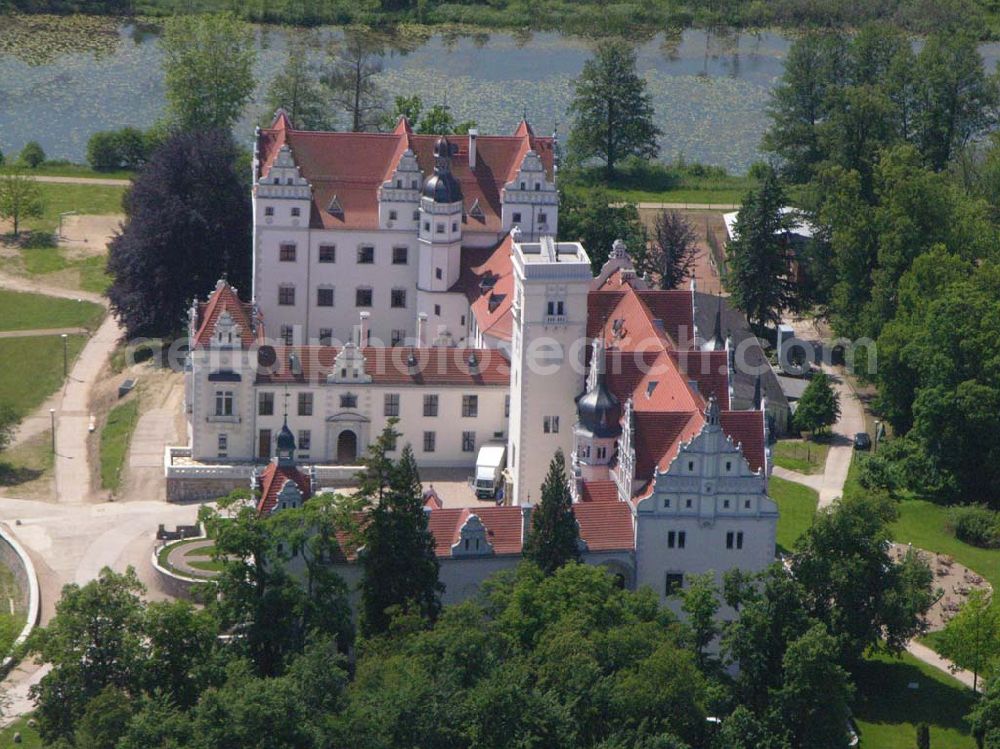 Boitzenburg from above - Blick auf das Schloss Boitzenburg im Boitzenburger Land in der Uckermark. Um 1250 gelangte die Uckermark an die Markgrafen von Brandenburg. Das Schloss Boitzenburg ist urkundlich als Burganlage erst 1276 erwähnt. Vermutlich ist es jedoch älter, da bereits 1240 ein pommerscher Truchseß Johann von Boycenburch genannt wird. Bis 1528 war die Anlage Schutzburg für Gemeinden von verschiedenen Adelsgeschlechtern. 1528 kommen im Verlauf etlicher Herrschaftswechsel die von Arnim in den Besitz von Boitzenburg und behalten ihn bis 1945 bei. Das in der wasserreichen Umgebung Feinden nur schwer zugängliche Schloss liegt auf einem Hügel inmitten eines ehemals barocken Gartens, der 1838 erweitert und von dem bekannten Gartenarchitekten und Königlich Preußischen Hofgärtner Peter Joseph Lenne in einen Landschaftspark im englischen Gartenstil umgestaltet wurde. Kontakt: Schlosshotel Boitzenburg,Templiner Straße 13, 17268 Boitzenburger Land, Tel. +49(0)39889 50 930, Fax +49(0)39889 50 93 930, Email: info@schloss-boitzenburg.de