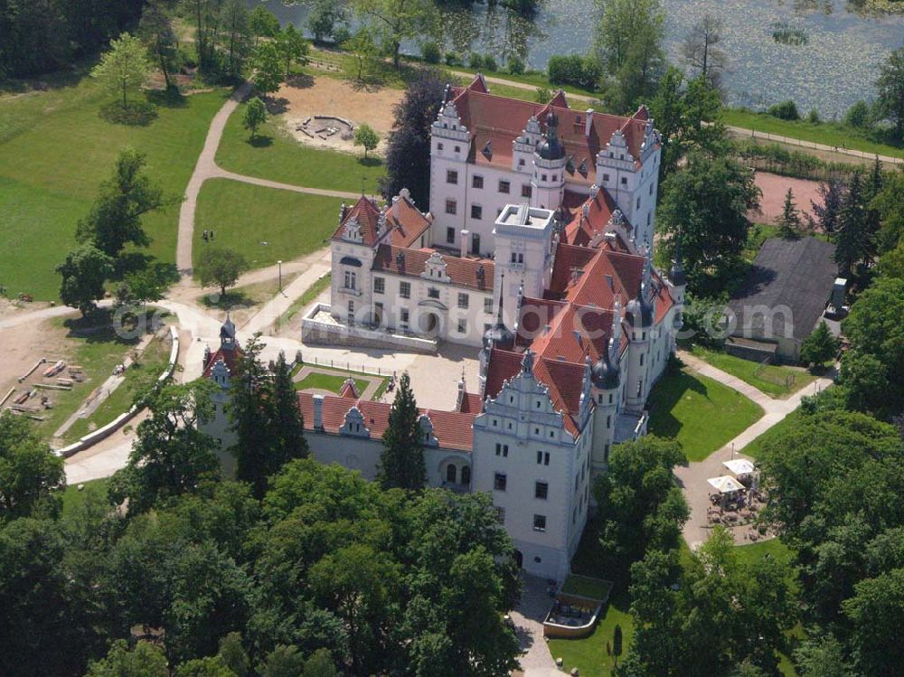 Boitzenburg from the bird's eye view: Blick auf das Schloss Boitzenburg im Boitzenburger Land in der Uckermark. Um 1250 gelangte die Uckermark an die Markgrafen von Brandenburg. Das Schloss Boitzenburg ist urkundlich als Burganlage erst 1276 erwähnt. Vermutlich ist es jedoch älter, da bereits 1240 ein pommerscher Truchseß Johann von Boycenburch genannt wird. Bis 1528 war die Anlage Schutzburg für Gemeinden von verschiedenen Adelsgeschlechtern. 1528 kommen im Verlauf etlicher Herrschaftswechsel die von Arnim in den Besitz von Boitzenburg und behalten ihn bis 1945 bei. Das in der wasserreichen Umgebung Feinden nur schwer zugängliche Schloss liegt auf einem Hügel inmitten eines ehemals barocken Gartens, der 1838 erweitert und von dem bekannten Gartenarchitekten und Königlich Preußischen Hofgärtner Peter Joseph Lenne in einen Landschaftspark im englischen Gartenstil umgestaltet wurde. Kontakt: Schlosshotel Boitzenburg,Templiner Straße 13, 17268 Boitzenburger Land, Tel. +49(0)39889 50 930, Fax +49(0)39889 50 93 930, Email: info@schloss-boitzenburg.de