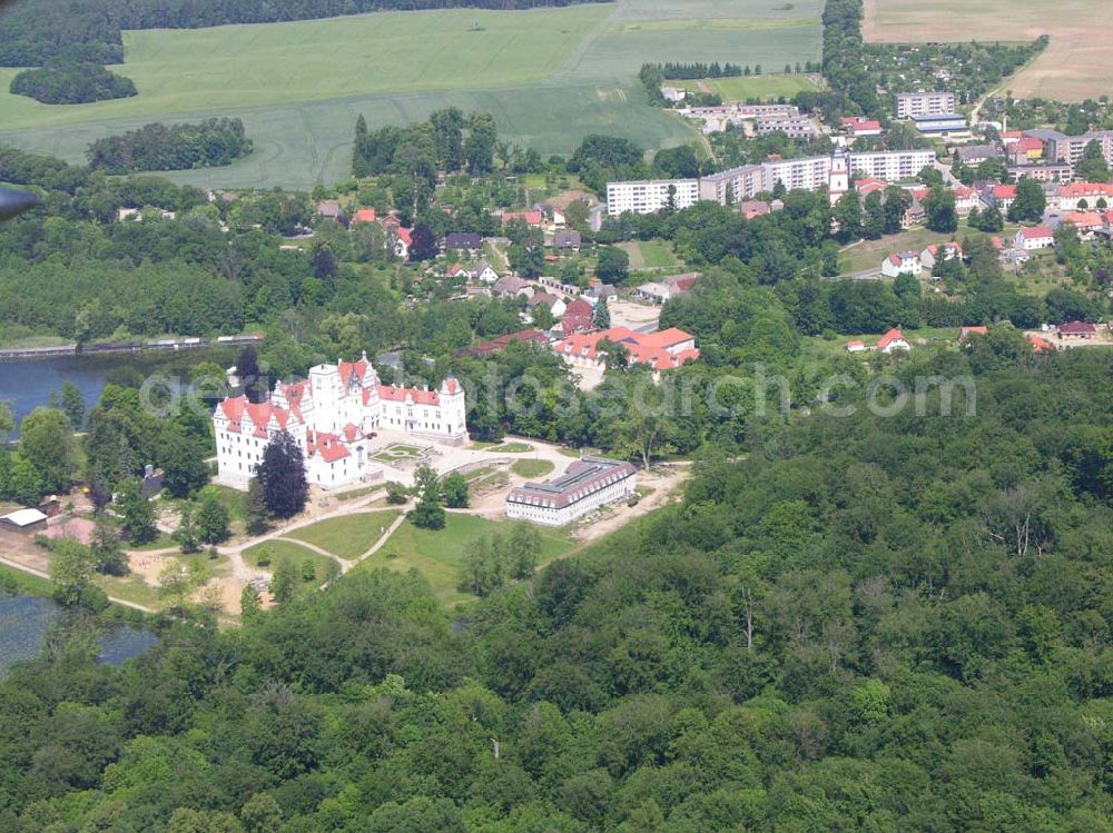 Aerial image Boitzenburg - Blick auf das Schloss Boitzenburg im Boitzenburger Land in der Uckermark. Um 1250 gelangte die Uckermark an die Markgrafen von Brandenburg. Das Schloss Boitzenburg ist urkundlich als Burganlage erst 1276 erwähnt. Vermutlich ist es jedoch älter, da bereits 1240 ein pommerscher Truchseß Johann von Boycenburch genannt wird. Bis 1528 war die Anlage Schutzburg für Gemeinden von verschiedenen Adelsgeschlechtern. 1528 kommen im Verlauf etlicher Herrschaftswechsel die von Arnim in den Besitz von Boitzenburg und behalten ihn bis 1945 bei. Das in der wasserreichen Umgebung Feinden nur schwer zugängliche Schloss liegt auf einem Hügel inmitten eines ehemals barocken Gartens, der 1838 erweitert und von dem bekannten Gartenarchitekten und Königlich Preußischen Hofgärtner Peter Joseph Lenne in einen Landschaftspark im englischen Gartenstil umgestaltet wurde. Kontakt: Schlosshotel Boitzenburg,Templiner Straße 13, 17268 Boitzenburger Land, Tel. +49(0)39889 50 930, Fax +49(0)39889 50 93 930, Email: info@schloss-boitzenburg.de