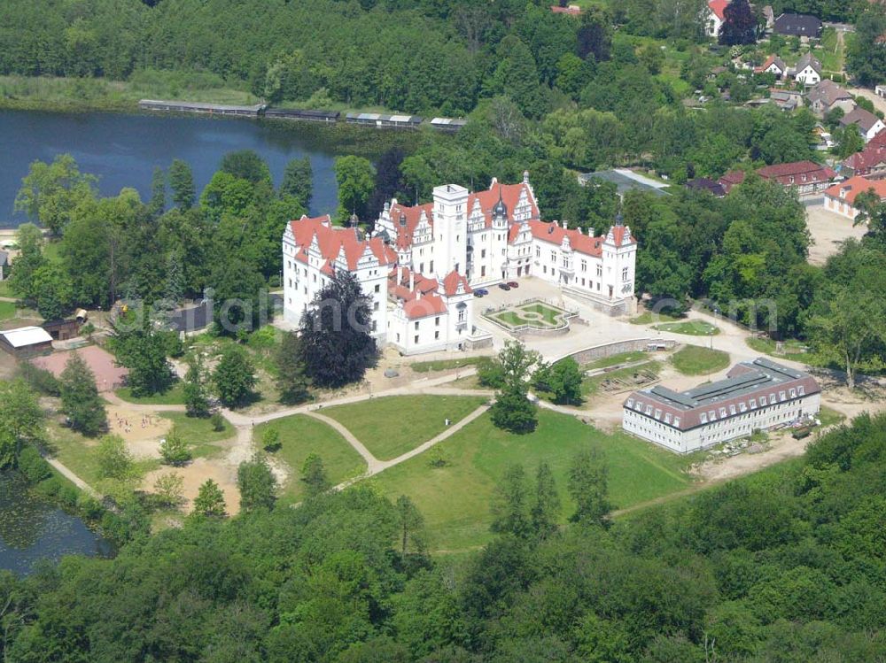 Aerial photograph Boitzenburg - Blick auf das Schloss Boitzenburg im Boitzenburger Land in der Uckermark. Um 1250 gelangte die Uckermark an die Markgrafen von Brandenburg. Das Schloss Boitzenburg ist urkundlich als Burganlage erst 1276 erwähnt. Vermutlich ist es jedoch älter, da bereits 1240 ein pommerscher Truchseß Johann von Boycenburch genannt wird. Bis 1528 war die Anlage Schutzburg für Gemeinden von verschiedenen Adelsgeschlechtern. 1528 kommen im Verlauf etlicher Herrschaftswechsel die von Arnim in den Besitz von Boitzenburg und behalten ihn bis 1945 bei. Das in der wasserreichen Umgebung Feinden nur schwer zugängliche Schloss liegt auf einem Hügel inmitten eines ehemals barocken Gartens, der 1838 erweitert und von dem bekannten Gartenarchitekten und Königlich Preußischen Hofgärtner Peter Joseph Lenne in einen Landschaftspark im englischen Gartenstil umgestaltet wurde. Kontakt: Schlosshotel Boitzenburg,Templiner Straße 13, 17268 Boitzenburger Land, Tel. +49(0)39889 50 930, Fax +49(0)39889 50 93 930, Email: info@schloss-boitzenburg.de