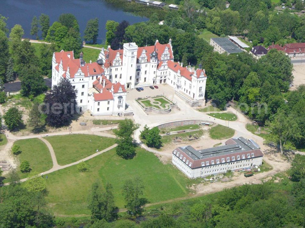 Boitzenburg from above - Blick auf das Schloss Boitzenburg im Boitzenburger Land in der Uckermark. Um 1250 gelangte die Uckermark an die Markgrafen von Brandenburg. Das Schloss Boitzenburg ist urkundlich als Burganlage erst 1276 erwähnt. Vermutlich ist es jedoch älter, da bereits 1240 ein pommerscher Truchseß Johann von Boycenburch genannt wird. Bis 1528 war die Anlage Schutzburg für Gemeinden von verschiedenen Adelsgeschlechtern. 1528 kommen im Verlauf etlicher Herrschaftswechsel die von Arnim in den Besitz von Boitzenburg und behalten ihn bis 1945 bei. Das in der wasserreichen Umgebung Feinden nur schwer zugängliche Schloss liegt auf einem Hügel inmitten eines ehemals barocken Gartens, der 1838 erweitert und von dem bekannten Gartenarchitekten und Königlich Preußischen Hofgärtner Peter Joseph Lenne in einen Landschaftspark im englischen Gartenstil umgestaltet wurde. Kontakt: Schlosshotel Boitzenburg,Templiner Straße 13, 17268 Boitzenburger Land, Tel. +49(0)39889 50 930, Fax +49(0)39889 50 93 930, Email: info@schloss-boitzenburg.de