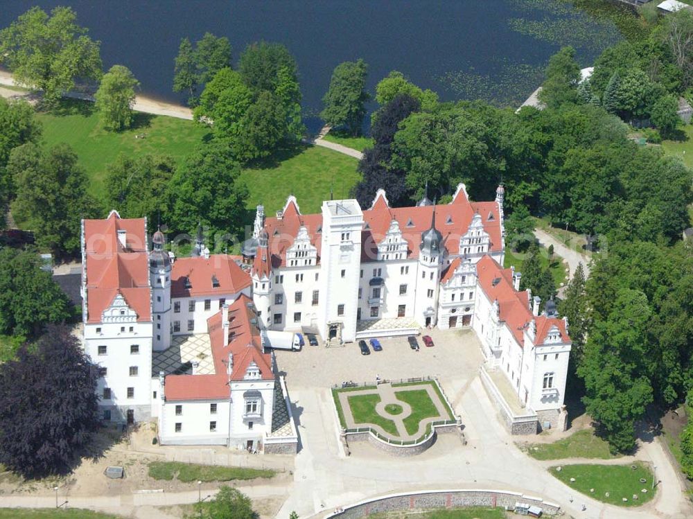 Boitzenburg from the bird's eye view: Blick auf das Schloss Boitzenburg im Boitzenburger Land in der Uckermark. Um 1250 gelangte die Uckermark an die Markgrafen von Brandenburg. Das Schloss Boitzenburg ist urkundlich als Burganlage erst 1276 erwähnt. Vermutlich ist es jedoch älter, da bereits 1240 ein pommerscher Truchseß Johann von Boycenburch genannt wird. Bis 1528 war die Anlage Schutzburg für Gemeinden von verschiedenen Adelsgeschlechtern. 1528 kommen im Verlauf etlicher Herrschaftswechsel die von Arnim in den Besitz von Boitzenburg und behalten ihn bis 1945 bei. Das in der wasserreichen Umgebung Feinden nur schwer zugängliche Schloss liegt auf einem Hügel inmitten eines ehemals barocken Gartens, der 1838 erweitert und von dem bekannten Gartenarchitekten und Königlich Preußischen Hofgärtner Peter Joseph Lenne in einen Landschaftspark im englischen Gartenstil umgestaltet wurde. Kontakt: Schlosshotel Boitzenburg,Templiner Straße 13, 17268 Boitzenburger Land, Tel. +49(0)39889 50 930, Fax +49(0)39889 50 93 930, Email: info@schloss-boitzenburg.de