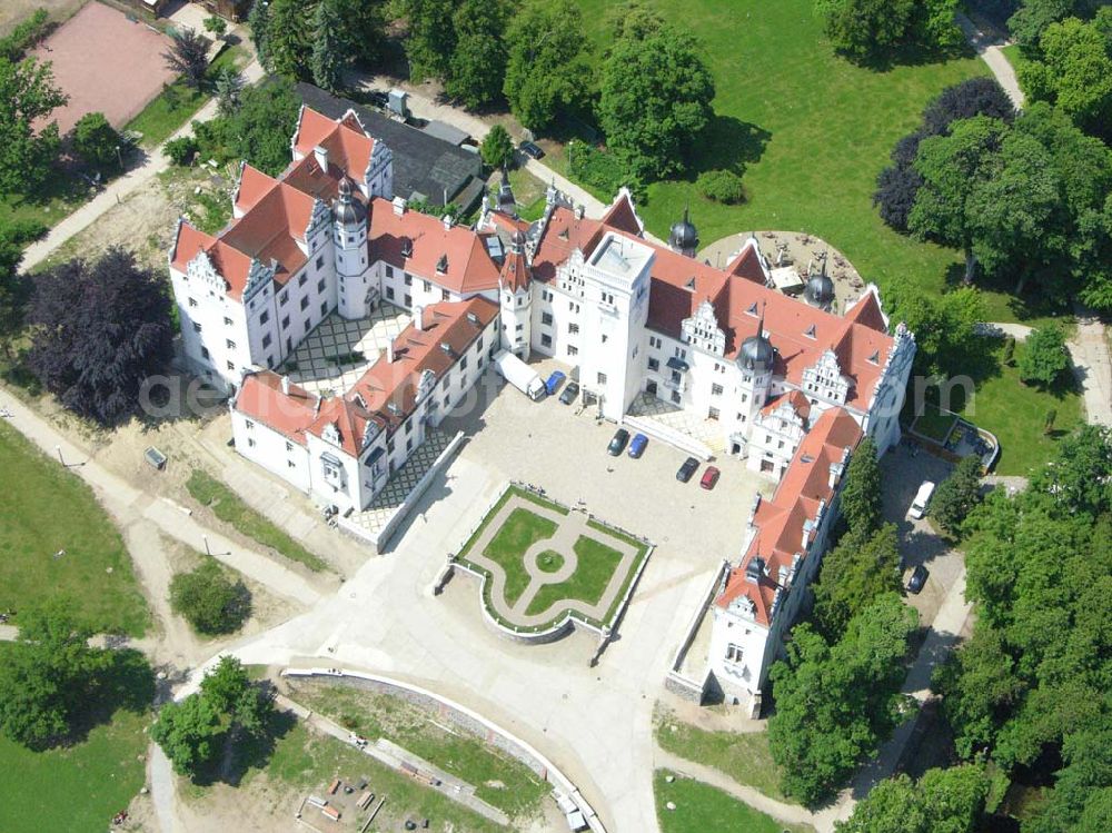 Aerial image Boitzenburg - Blick auf das Schloss Boitzenburg im Boitzenburger Land in der Uckermark. Um 1250 gelangte die Uckermark an die Markgrafen von Brandenburg. Das Schloss Boitzenburg ist urkundlich als Burganlage erst 1276 erwähnt. Vermutlich ist es jedoch älter, da bereits 1240 ein pommerscher Truchseß Johann von Boycenburch genannt wird. Bis 1528 war die Anlage Schutzburg für Gemeinden von verschiedenen Adelsgeschlechtern. 1528 kommen im Verlauf etlicher Herrschaftswechsel die von Arnim in den Besitz von Boitzenburg und behalten ihn bis 1945 bei. Das in der wasserreichen Umgebung Feinden nur schwer zugängliche Schloss liegt auf einem Hügel inmitten eines ehemals barocken Gartens, der 1838 erweitert und von dem bekannten Gartenarchitekten und Königlich Preußischen Hofgärtner Peter Joseph Lenne in einen Landschaftspark im englischen Gartenstil umgestaltet wurde. Kontakt: Schlosshotel Boitzenburg,Templiner Straße 13, 17268 Boitzenburger Land, Tel. +49(0)39889 50 930, Fax +49(0)39889 50 93 930, Email: info@schloss-boitzenburg.de