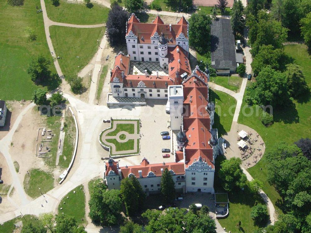 Aerial photograph Boitzenburg - Blick auf das Schloss Boitzenburg im Boitzenburger Land in der Uckermark. Um 1250 gelangte die Uckermark an die Markgrafen von Brandenburg. Das Schloss Boitzenburg ist urkundlich als Burganlage erst 1276 erwähnt. Vermutlich ist es jedoch älter, da bereits 1240 ein pommerscher Truchseß Johann von Boycenburch genannt wird. Bis 1528 war die Anlage Schutzburg für Gemeinden von verschiedenen Adelsgeschlechtern. 1528 kommen im Verlauf etlicher Herrschaftswechsel die von Arnim in den Besitz von Boitzenburg und behalten ihn bis 1945 bei. Das in der wasserreichen Umgebung Feinden nur schwer zugängliche Schloss liegt auf einem Hügel inmitten eines ehemals barocken Gartens, der 1838 erweitert und von dem bekannten Gartenarchitekten und Königlich Preußischen Hofgärtner Peter Joseph Lenne in einen Landschaftspark im englischen Gartenstil umgestaltet wurde. Kontakt: Schlosshotel Boitzenburg,Templiner Straße 13, 17268 Boitzenburger Land, Tel. +49(0)39889 50 930, Fax +49(0)39889 50 93 930, Email: info@schloss-boitzenburg.de