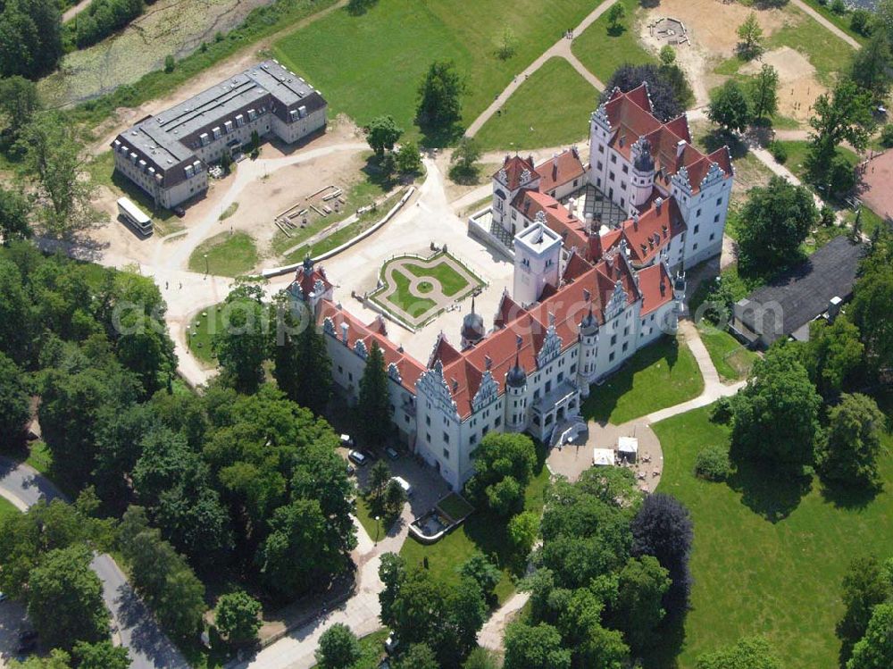 Boitzenburg from above - Blick auf das Schloss Boitzenburg im Boitzenburger Land in der Uckermark. Um 1250 gelangte die Uckermark an die Markgrafen von Brandenburg. Das Schloss Boitzenburg ist urkundlich als Burganlage erst 1276 erwähnt. Vermutlich ist es jedoch älter, da bereits 1240 ein pommerscher Truchseß Johann von Boycenburch genannt wird. Bis 1528 war die Anlage Schutzburg für Gemeinden von verschiedenen Adelsgeschlechtern. 1528 kommen im Verlauf etlicher Herrschaftswechsel die von Arnim in den Besitz von Boitzenburg und behalten ihn bis 1945 bei. Das in der wasserreichen Umgebung Feinden nur schwer zugängliche Schloss liegt auf einem Hügel inmitten eines ehemals barocken Gartens, der 1838 erweitert und von dem bekannten Gartenarchitekten und Königlich Preußischen Hofgärtner Peter Joseph Lenne in einen Landschaftspark im englischen Gartenstil umgestaltet wurde. Kontakt: Schlosshotel Boitzenburg,Templiner Straße 13, 17268 Boitzenburger Land, Tel. +49(0)39889 50 930, Fax +49(0)39889 50 93 930, Email: info@schloss-boitzenburg.de