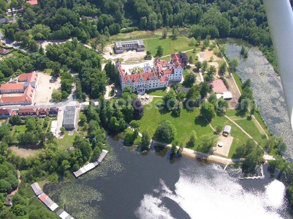 Boitzenburg from the bird's eye view: Blick auf das Schloss Boitzenburg im Boitzenburger Land in der Uckermark. Um 1250 gelangte die Uckermark an die Markgrafen von Brandenburg. Das Schloss Boitzenburg ist urkundlich als Burganlage erst 1276 erwähnt. Vermutlich ist es jedoch älter, da bereits 1240 ein pommerscher Truchseß Johann von Boycenburch genannt wird. Bis 1528 war die Anlage Schutzburg für Gemeinden von verschiedenen Adelsgeschlechtern. 1528 kommen im Verlauf etlicher Herrschaftswechsel die von Arnim in den Besitz von Boitzenburg und behalten ihn bis 1945 bei. Das in der wasserreichen Umgebung Feinden nur schwer zugängliche Schloss liegt auf einem Hügel inmitten eines ehemals barocken Gartens, der 1838 erweitert und von dem bekannten Gartenarchitekten und Königlich Preußischen Hofgärtner Peter Joseph Lenne in einen Landschaftspark im englischen Gartenstil umgestaltet wurde. Kontakt: Schlosshotel Boitzenburg,Templiner Straße 13, 17268 Boitzenburger Land, Tel. +49(0)39889 50 930, Fax +49(0)39889 50 93 930, Email: info@schloss-boitzenburg.de