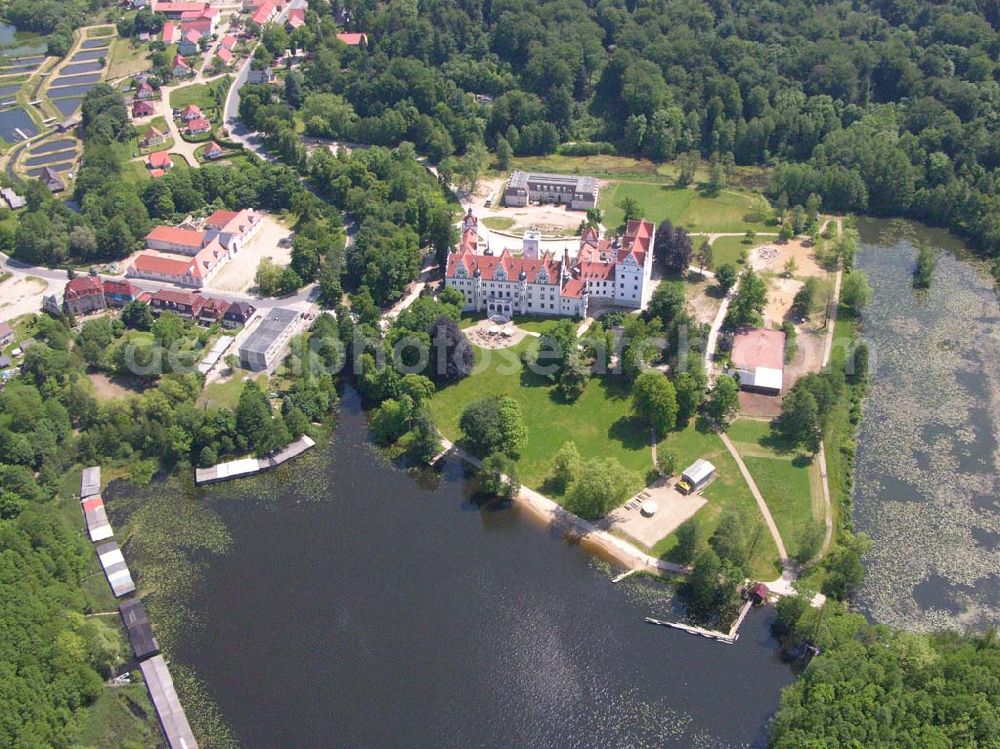 Aerial image Boitzenburg - Blick auf das Schloss Boitzenburg im Boitzenburger Land in der Uckermark. Um 1250 gelangte die Uckermark an die Markgrafen von Brandenburg. Das Schloss Boitzenburg ist urkundlich als Burganlage erst 1276 erwähnt. Vermutlich ist es jedoch älter, da bereits 1240 ein pommerscher Truchseß Johann von Boycenburch genannt wird. Bis 1528 war die Anlage Schutzburg für Gemeinden von verschiedenen Adelsgeschlechtern. 1528 kommen im Verlauf etlicher Herrschaftswechsel die von Arnim in den Besitz von Boitzenburg und behalten ihn bis 1945 bei. Das in der wasserreichen Umgebung Feinden nur schwer zugängliche Schloss liegt auf einem Hügel inmitten eines ehemals barocken Gartens, der 1838 erweitert und von dem bekannten Gartenarchitekten und Königlich Preußischen Hofgärtner Peter Joseph Lenne in einen Landschaftspark im englischen Gartenstil umgestaltet wurde. Kontakt: Schlosshotel Boitzenburg,Templiner Straße 13, 17268 Boitzenburger Land, Tel. +49(0)39889 50 930, Fax +49(0)39889 50 93 930, Email: info@schloss-boitzenburg.de