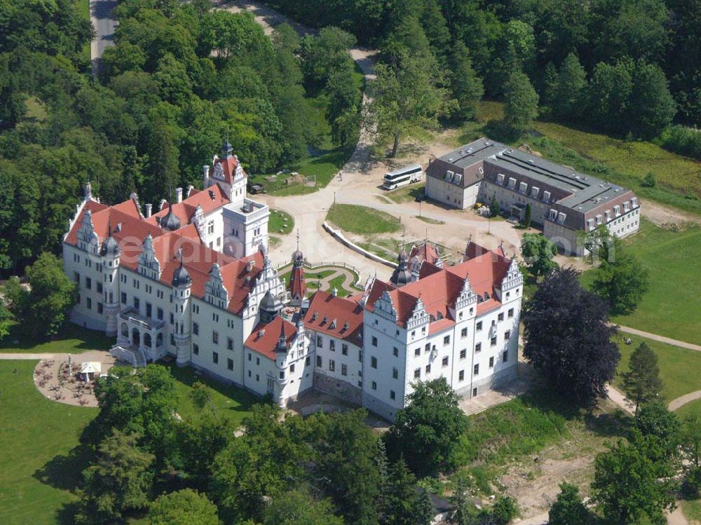 Aerial photograph Boitzenburg - Blick auf das Schloss Boitzenburg im Boitzenburger Land in der Uckermark. Um 1250 gelangte die Uckermark an die Markgrafen von Brandenburg. Das Schloss Boitzenburg ist urkundlich als Burganlage erst 1276 erwähnt. Vermutlich ist es jedoch älter, da bereits 1240 ein pommerscher Truchseß Johann von Boycenburch genannt wird. Bis 1528 war die Anlage Schutzburg für Gemeinden von verschiedenen Adelsgeschlechtern. 1528 kommen im Verlauf etlicher Herrschaftswechsel die von Arnim in den Besitz von Boitzenburg und behalten ihn bis 1945 bei. Das in der wasserreichen Umgebung Feinden nur schwer zugängliche Schloss liegt auf einem Hügel inmitten eines ehemals barocken Gartens, der 1838 erweitert und von dem bekannten Gartenarchitekten und Königlich Preußischen Hofgärtner Peter Joseph Lenne in einen Landschaftspark im englischen Gartenstil umgestaltet wurde. Kontakt: Schlosshotel Boitzenburg,Templiner Straße 13, 17268 Boitzenburger Land, Tel. +49(0)39889 50 930, Fax +49(0)39889 50 93 930, Email: info@schloss-boitzenburg.de