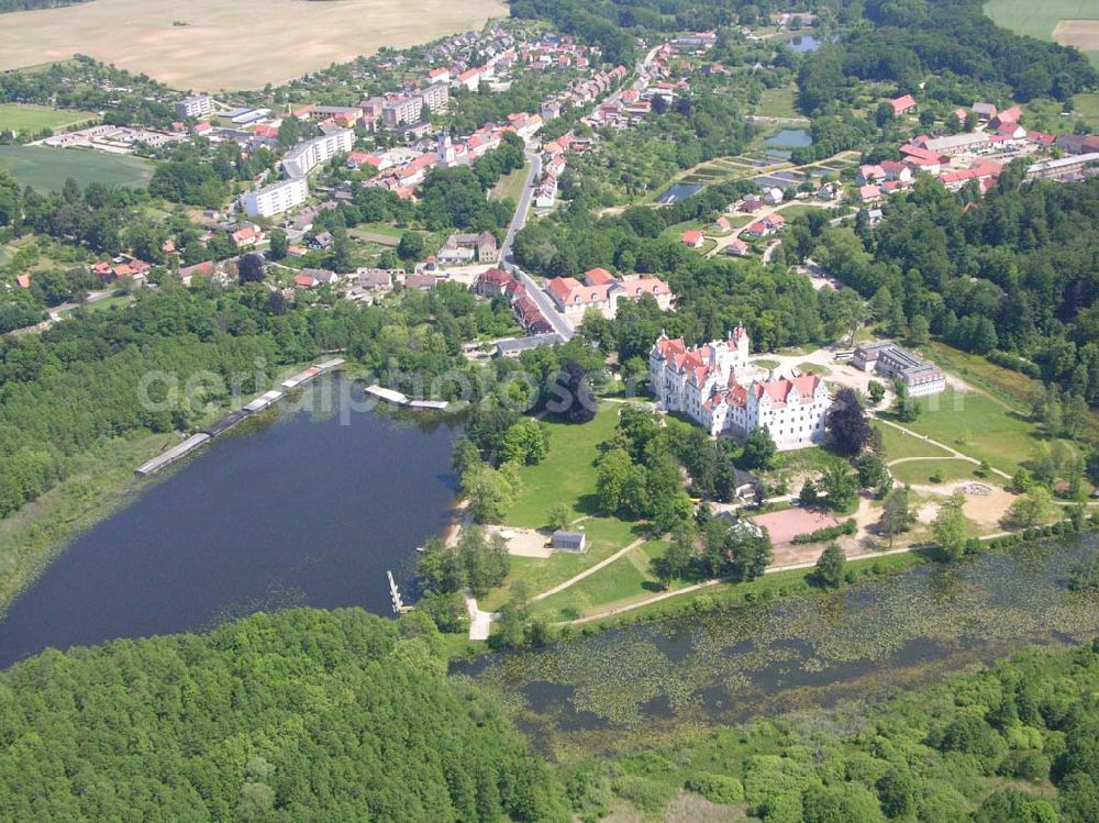 Boitzenburg from above - Blick auf das Schloss Boitzenburg im Boitzenburger Land in der Uckermark. Um 1250 gelangte die Uckermark an die Markgrafen von Brandenburg. Das Schloss Boitzenburg ist urkundlich als Burganlage erst 1276 erwähnt. Vermutlich ist es jedoch älter, da bereits 1240 ein pommerscher Truchseß Johann von Boycenburch genannt wird. Bis 1528 war die Anlage Schutzburg für Gemeinden von verschiedenen Adelsgeschlechtern. 1528 kommen im Verlauf etlicher Herrschaftswechsel die von Arnim in den Besitz von Boitzenburg und behalten ihn bis 1945 bei. Das in der wasserreichen Umgebung Feinden nur schwer zugängliche Schloss liegt auf einem Hügel inmitten eines ehemals barocken Gartens, der 1838 erweitert und von dem bekannten Gartenarchitekten und Königlich Preußischen Hofgärtner Peter Joseph Lenne in einen Landschaftspark im englischen Gartenstil umgestaltet wurde. Kontakt: Schlosshotel Boitzenburg,Templiner Straße 13, 17268 Boitzenburger Land, Tel. +49(0)39889 50 930, Fax +49(0)39889 50 93 930, Email: info@schloss-boitzenburg.de