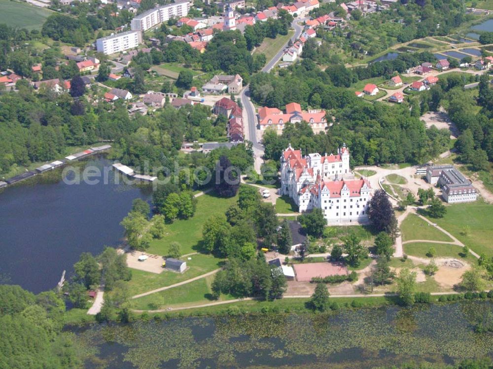 Boitzenburg from the bird's eye view: Blick auf das Schloss Boitzenburg im Boitzenburger Land in der Uckermark. Um 1250 gelangte die Uckermark an die Markgrafen von Brandenburg. Das Schloss Boitzenburg ist urkundlich als Burganlage erst 1276 erwähnt. Vermutlich ist es jedoch älter, da bereits 1240 ein pommerscher Truchseß Johann von Boycenburch genannt wird. Bis 1528 war die Anlage Schutzburg für Gemeinden von verschiedenen Adelsgeschlechtern. 1528 kommen im Verlauf etlicher Herrschaftswechsel die von Arnim in den Besitz von Boitzenburg und behalten ihn bis 1945 bei. Das in der wasserreichen Umgebung Feinden nur schwer zugängliche Schloss liegt auf einem Hügel inmitten eines ehemals barocken Gartens, der 1838 erweitert und von dem bekannten Gartenarchitekten und Königlich Preußischen Hofgärtner Peter Joseph Lenne in einen Landschaftspark im englischen Gartenstil umgestaltet wurde. Kontakt: Schlosshotel Boitzenburg,Templiner Straße 13, 17268 Boitzenburger Land, Tel. +49(0)39889 50 930, Fax +49(0)39889 50 93 930, Email: info@schloss-boitzenburg.de