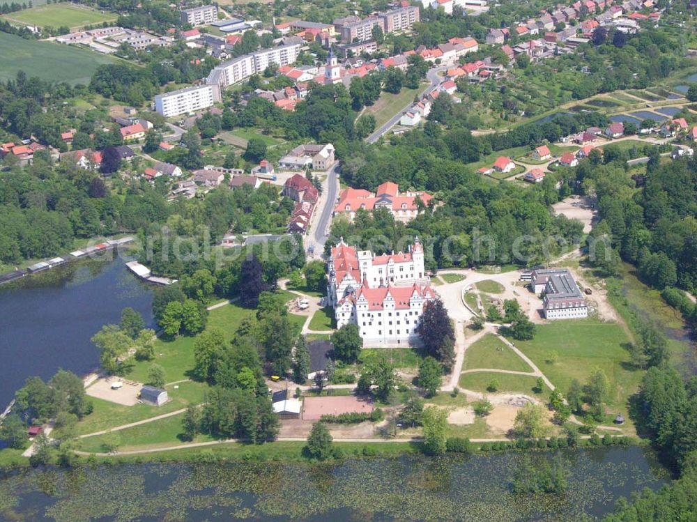 Aerial image Boitzenburg - Blick auf das Schloss Boitzenburg im Boitzenburger Land in der Uckermark. Um 1250 gelangte die Uckermark an die Markgrafen von Brandenburg. Das Schloss Boitzenburg ist urkundlich als Burganlage erst 1276 erwähnt. Vermutlich ist es jedoch älter, da bereits 1240 ein pommerscher Truchseß Johann von Boycenburch genannt wird. Bis 1528 war die Anlage Schutzburg für Gemeinden von verschiedenen Adelsgeschlechtern. 1528 kommen im Verlauf etlicher Herrschaftswechsel die von Arnim in den Besitz von Boitzenburg und behalten ihn bis 1945 bei. Das in der wasserreichen Umgebung Feinden nur schwer zugängliche Schloss liegt auf einem Hügel inmitten eines ehemals barocken Gartens, der 1838 erweitert und von dem bekannten Gartenarchitekten und Königlich Preußischen Hofgärtner Peter Joseph Lenne in einen Landschaftspark im englischen Gartenstil umgestaltet wurde. Kontakt: Schlosshotel Boitzenburg,Templiner Straße 13, 17268 Boitzenburger Land, Tel. +49(0)39889 50 930, Fax +49(0)39889 50 93 930, Email: info@schloss-boitzenburg.de