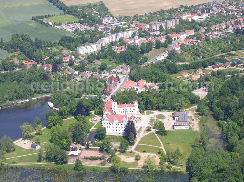 Aerial photograph Boitzenburg - Blick auf das Schloss Boitzenburg im Boitzenburger Land in der Uckermark. Um 1250 gelangte die Uckermark an die Markgrafen von Brandenburg. Das Schloss Boitzenburg ist urkundlich als Burganlage erst 1276 erwähnt. Vermutlich ist es jedoch älter, da bereits 1240 ein pommerscher Truchseß Johann von Boycenburch genannt wird. Bis 1528 war die Anlage Schutzburg für Gemeinden von verschiedenen Adelsgeschlechtern. 1528 kommen im Verlauf etlicher Herrschaftswechsel die von Arnim in den Besitz von Boitzenburg und behalten ihn bis 1945 bei. Das in der wasserreichen Umgebung Feinden nur schwer zugängliche Schloss liegt auf einem Hügel inmitten eines ehemals barocken Gartens, der 1838 erweitert und von dem bekannten Gartenarchitekten und Königlich Preußischen Hofgärtner Peter Joseph Lenne in einen Landschaftspark im englischen Gartenstil umgestaltet wurde. Kontakt: Schlosshotel Boitzenburg,Templiner Straße 13, 17268 Boitzenburger Land, Tel. +49(0)39889 50 930, Fax +49(0)39889 50 93 930, Email: info@schloss-boitzenburg.de