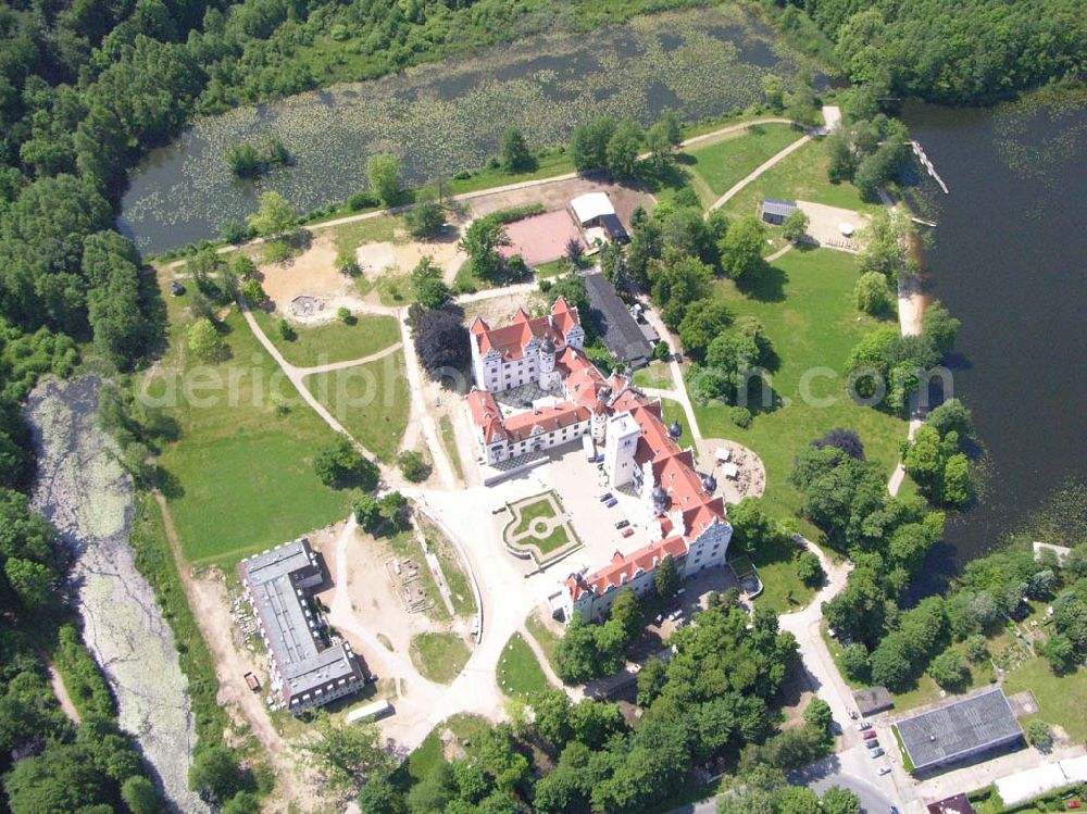 Boitzenburg from above - Blick auf das Schloss Boitzenburg im Boitzenburger Land in der Uckermark. Um 1250 gelangte die Uckermark an die Markgrafen von Brandenburg. Das Schloss Boitzenburg ist urkundlich als Burganlage erst 1276 erwähnt. Vermutlich ist es jedoch älter, da bereits 1240 ein pommerscher Truchseß Johann von Boycenburch genannt wird. Bis 1528 war die Anlage Schutzburg für Gemeinden von verschiedenen Adelsgeschlechtern. 1528 kommen im Verlauf etlicher Herrschaftswechsel die von Arnim in den Besitz von Boitzenburg und behalten ihn bis 1945 bei. Das in der wasserreichen Umgebung Feinden nur schwer zugängliche Schloss liegt auf einem Hügel inmitten eines ehemals barocken Gartens, der 1838 erweitert und von dem bekannten Gartenarchitekten und Königlich Preußischen Hofgärtner Peter Joseph Lenne in einen Landschaftspark im englischen Gartenstil umgestaltet wurde. Kontakt: Schlosshotel Boitzenburg,Templiner Straße 13, 17268 Boitzenburger Land, Tel. +49(0)39889 50 930, Fax +49(0)39889 50 93 930, Email: info@schloss-boitzenburg.de