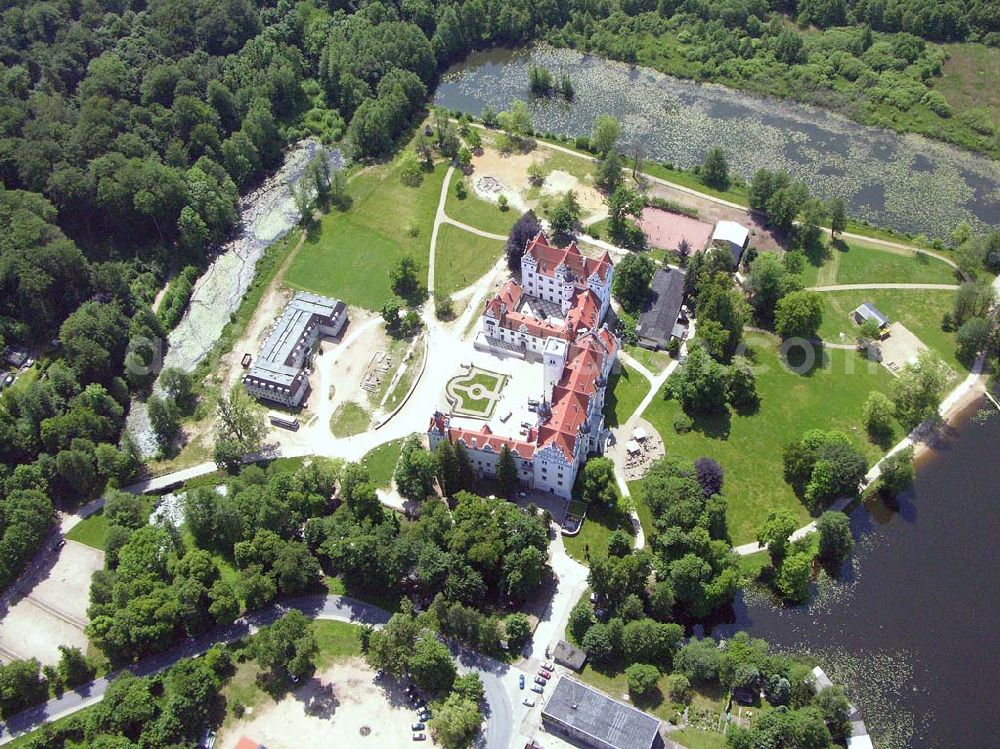 Boitzenburg from the bird's eye view: Blick auf das Schloss Boitzenburg im Boitzenburger Land in der Uckermark. Um 1250 gelangte die Uckermark an die Markgrafen von Brandenburg. Das Schloss Boitzenburg ist urkundlich als Burganlage erst 1276 erwähnt. Vermutlich ist es jedoch älter, da bereits 1240 ein pommerscher Truchseß Johann von Boycenburch genannt wird. Bis 1528 war die Anlage Schutzburg für Gemeinden von verschiedenen Adelsgeschlechtern. 1528 kommen im Verlauf etlicher Herrschaftswechsel die von Arnim in den Besitz von Boitzenburg und behalten ihn bis 1945 bei. Das in der wasserreichen Umgebung Feinden nur schwer zugängliche Schloss liegt auf einem Hügel inmitten eines ehemals barocken Gartens, der 1838 erweitert und von dem bekannten Gartenarchitekten und Königlich Preußischen Hofgärtner Peter Joseph Lenne in einen Landschaftspark im englischen Gartenstil umgestaltet wurde. Kontakt: Schlosshotel Boitzenburg,Templiner Straße 13, 17268 Boitzenburger Land, Tel. +49(0)39889 50 930, Fax +49(0)39889 50 93 930, Email: info@schloss-boitzenburg.de