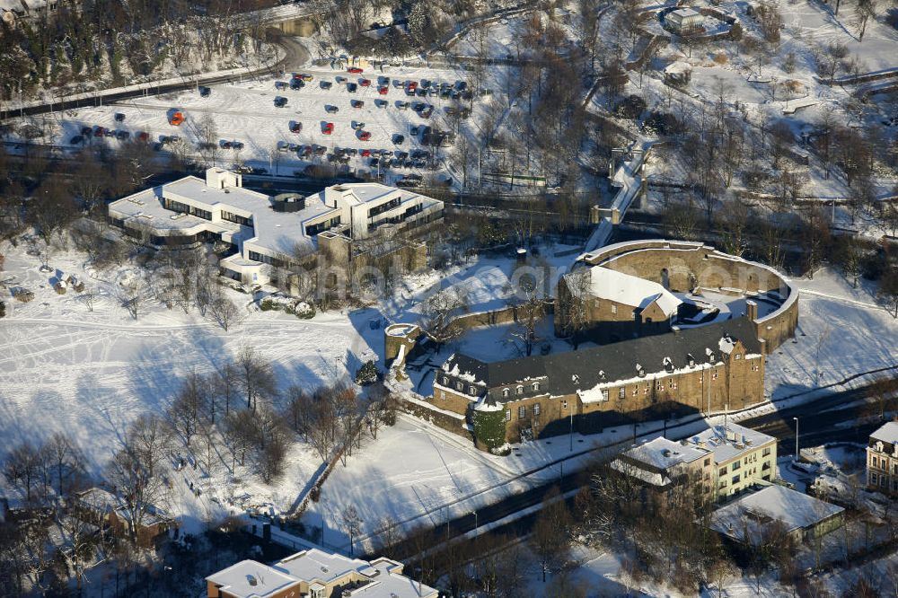 Aerial photograph Mülheim - Blick auf das winterlich, schneebedeckte Schloss Broich der Stadt Mülheim an der Ruhr. Die Befestigungsanlage der älteste, frühmittelalterlich erhaltenen Wehrbau der späten Karolingerzeit, nördlich der Alpen. Heute werden die Räumlichkeiten für städtische Empfänge und standesamtliche Trauungen genutzt. View of the castle Broich in Mülheim at the Ruhr, in the winter. The fortification of the oldest preserved medieval fortress of the early late Carolingian period, north of the Alps. Today, the premises are used for urban receptions and civil weddings.