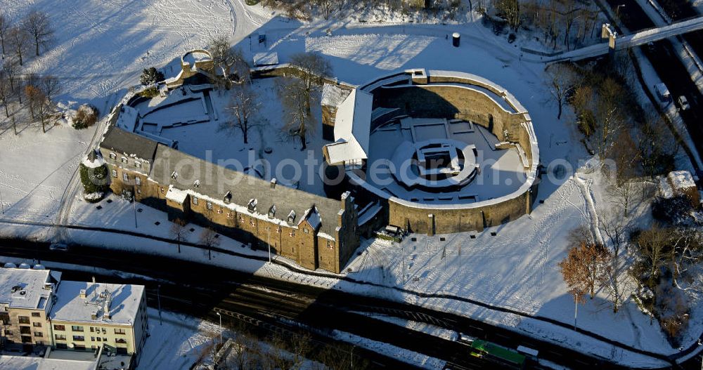 Mülheim from above - Blick auf das winterlich, schneebedeckte Schloss Broich der Stadt Mülheim an der Ruhr. Die Befestigungsanlage der älteste, frühmittelalterlich erhaltenen Wehrbau der späten Karolingerzeit, nördlich der Alpen. Heute werden die Räumlichkeiten für städtische Empfänge und standesamtliche Trauungen genutzt. View of the castle Broich in Mülheim at the Ruhr, in the winter. The fortification of the oldest preserved medieval fortress of the early late Carolingian period, north of the Alps. Today, the premises are used for urban receptions and civil weddings.