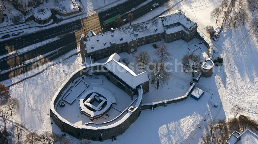 Mülheim from the bird's eye view: Blick auf das winterlich, schneebedeckte Schloss Broich der Stadt Mülheim an der Ruhr. Die Befestigungsanlage der älteste, frühmittelalterlich erhaltenen Wehrbau der späten Karolingerzeit, nördlich der Alpen. Heute werden die Räumlichkeiten für städtische Empfänge und standesamtliche Trauungen genutzt. View of the castle Broich in Mülheim at the Ruhr, in the winter. The fortification of the oldest preserved medieval fortress of the early late Carolingian period, north of the Alps. Today, the premises are used for urban receptions and civil weddings.