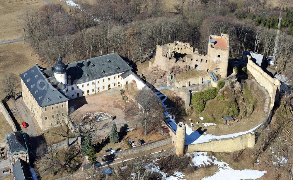 Aerial image Frauenstein - Das Schloss Frauenstein und die Ruine der Burg Frauenstein in der gleichnamigen Stadt im Erzgebirge. Die Burg und das Schloss wurden jeweils im dreizehnten und sechzehnten Jahrhundert erbaut und sind heute öffentlich zugänglich. The Frauenstein palace and the ruin of the Frauenstein castle in the city Frauenstein in the Erzgebirge.