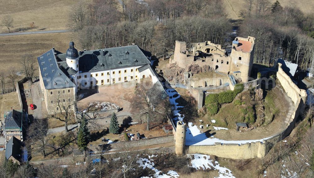 Aerial photograph Frauenstein - Das Schloss Frauenstein und die Ruine der Burg Frauenstein in der gleichnamigen Stadt im Erzgebirge. Die Burg und das Schloss wurden jeweils im dreizehnten und sechzehnten Jahrhundert erbaut und sind heute öffentlich zugänglich. The Frauenstein palace and the ruin of the Frauenstein castle in the city Frauenstein in the Erzgebirge.