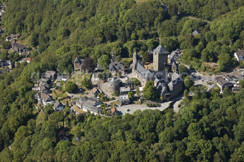 Burg / Solingen from the bird's eye view: Schloss Burg ist das zweite Stammschloss der Grafen und Herzöge von Berg und die größte rekonstruierte Burganlage in Nordrhein-Westfalen. Es liegt im Solinger Stadtteil Burg an der Wupper im Bergischen Land. Castle Castle is the largest reconstructed castle in North Rhine-Westphalia.