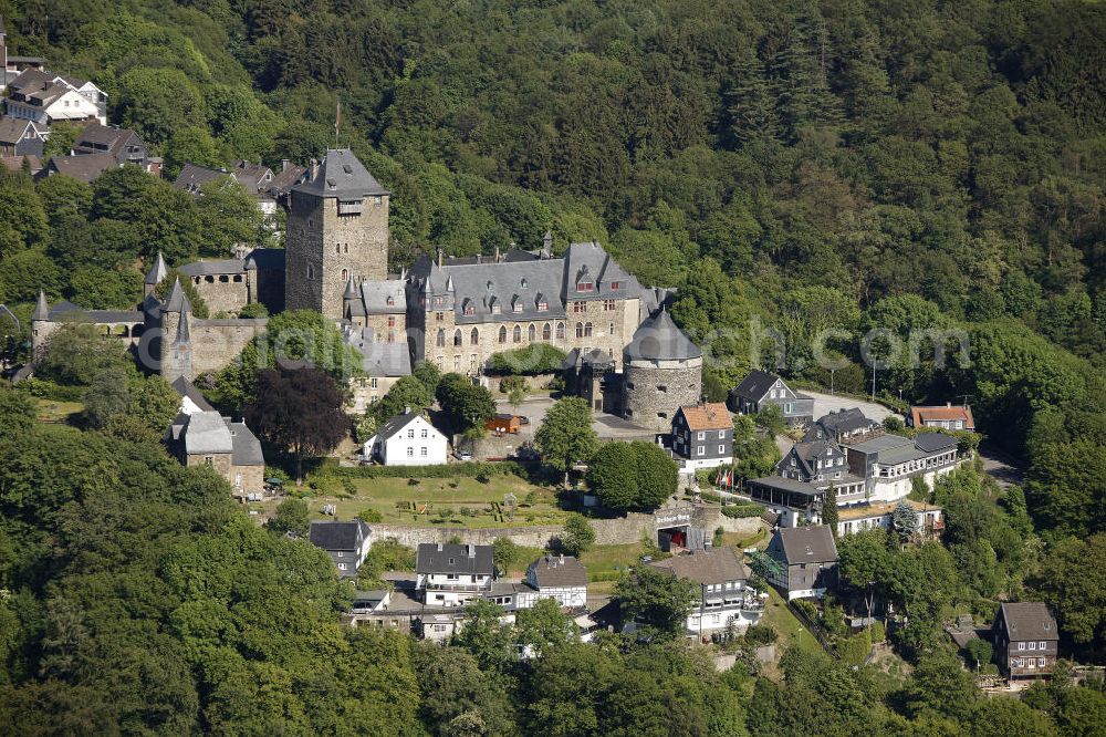 Aerial image Burg / Solingen - Schloss Burg ist das zweite Stammschloss der Grafen und Herzöge von Berg und die größte rekonstruierte Burganlage in Nordrhein-Westfalen. Es liegt im Solinger Stadtteil Burg an der Wupper im Bergischen Land. Castle Castle is the largest reconstructed castle in North Rhine-Westphalia.