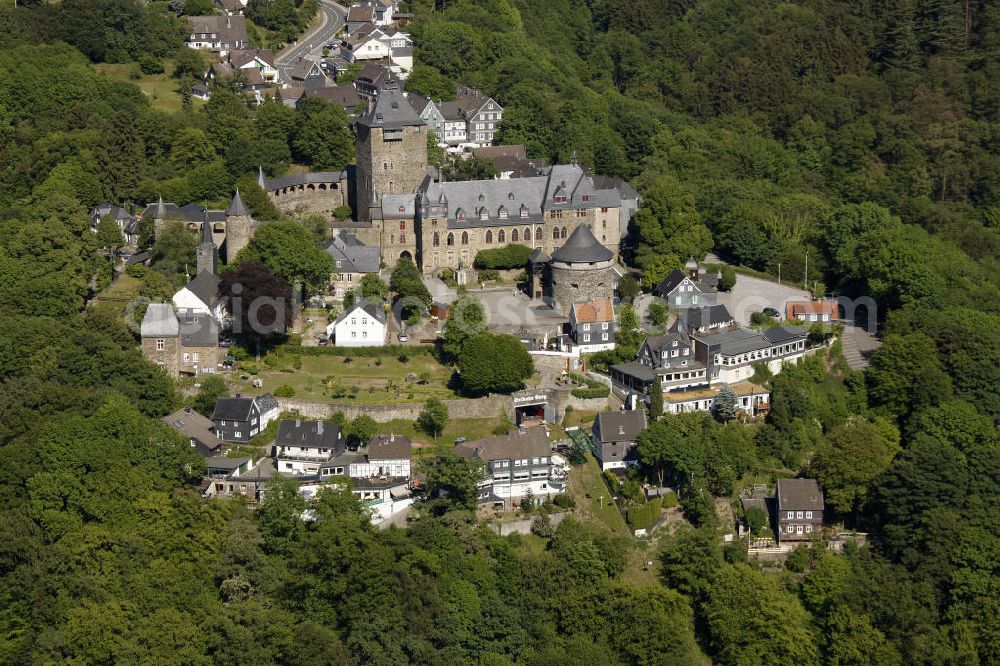 Burg / Solingen from above - Schloss Burg ist das zweite Stammschloss der Grafen und Herzöge von Berg und die größte rekonstruierte Burganlage in Nordrhein-Westfalen. Es liegt im Solinger Stadtteil Burg an der Wupper im Bergischen Land. Castle Castle is the largest reconstructed castle in North Rhine-Westphalia.