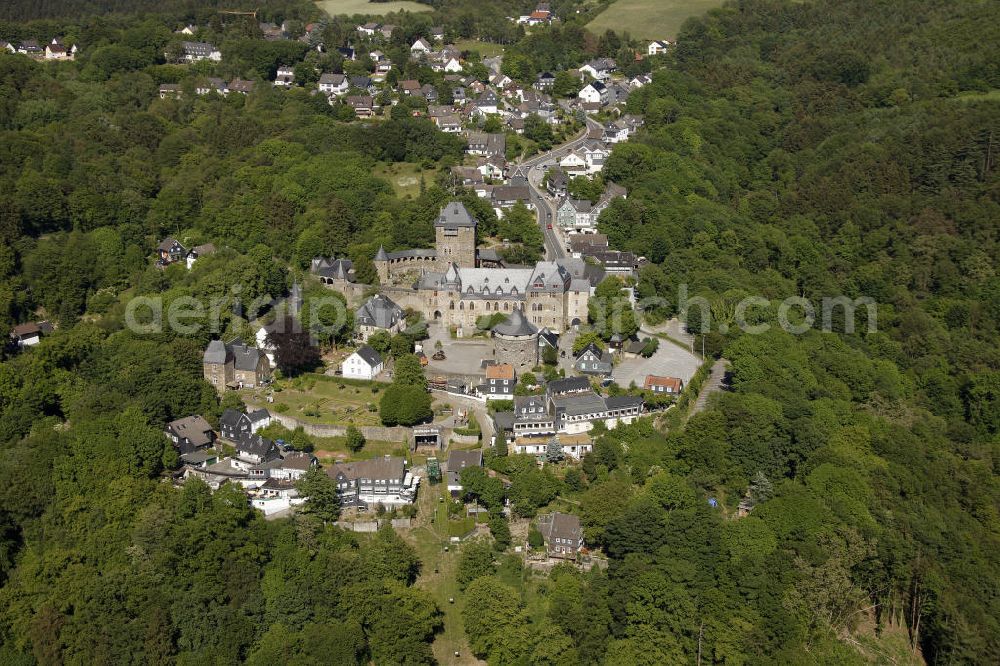 Burg / Solingen from the bird's eye view: Schloss Burg ist das zweite Stammschloss der Grafen und Herzöge von Berg und die größte rekonstruierte Burganlage in Nordrhein-Westfalen. Es liegt im Solinger Stadtteil Burg an der Wupper im Bergischen Land. Castle Castle is the largest reconstructed castle in North Rhine-Westphalia.